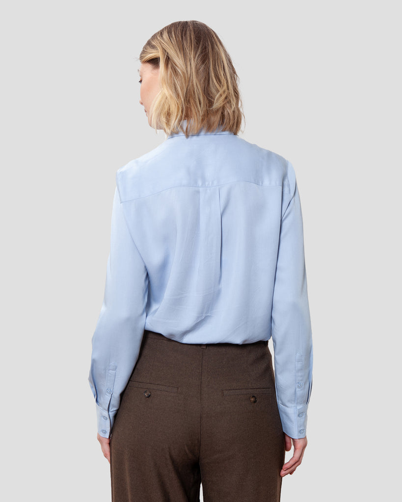 Nanna skjorte i lyseblaa lavet af kvaliteten 100% Viskose (LENZING™ ECOVERO™), ansvarligt produceret design fra A Working Theory