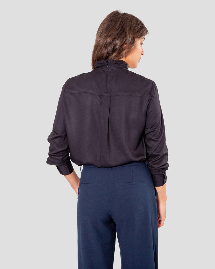 Catherine bluse i sort lavet af kvaliteten 100% Viskose (LENZING™ ECOVERO™), ansvarligt produceret design fra A Working Theory