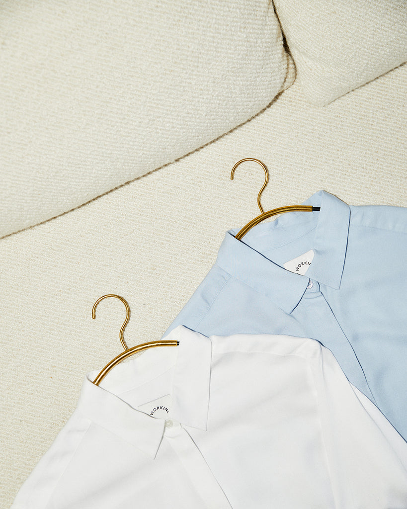 Nanna skjorte i  hvid og lyseblaa lavet af kvaliteten 100% Viskose (LENZING™ ECOVERO™), ansvarligt produceret design fra A Working Theory