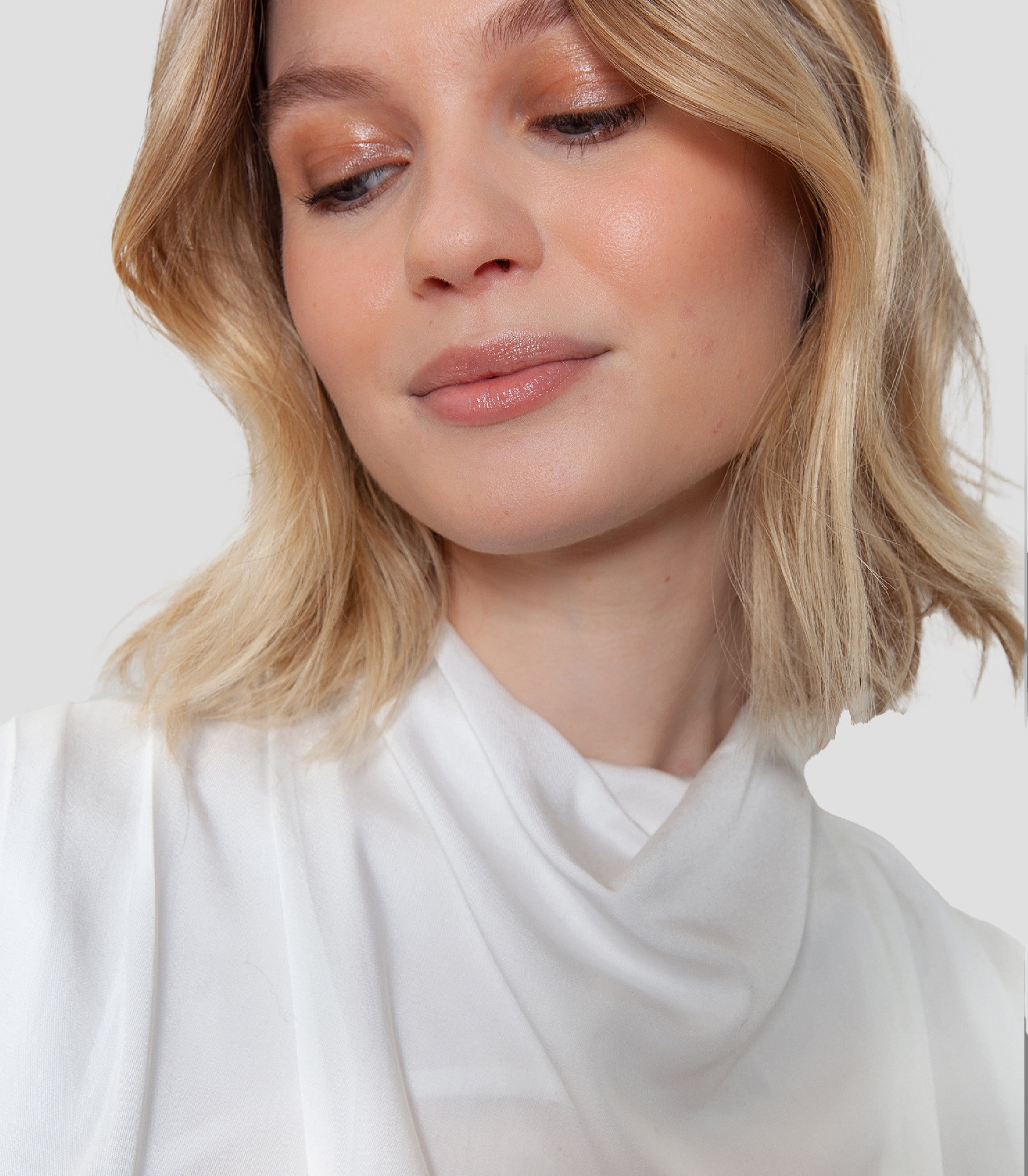 Draperet bluse uden aermer i hvid lavet af kvaliteten 100% Viskose (LENZING™ ECOVERO™), ansvarligt produceret design fra A Working Theory