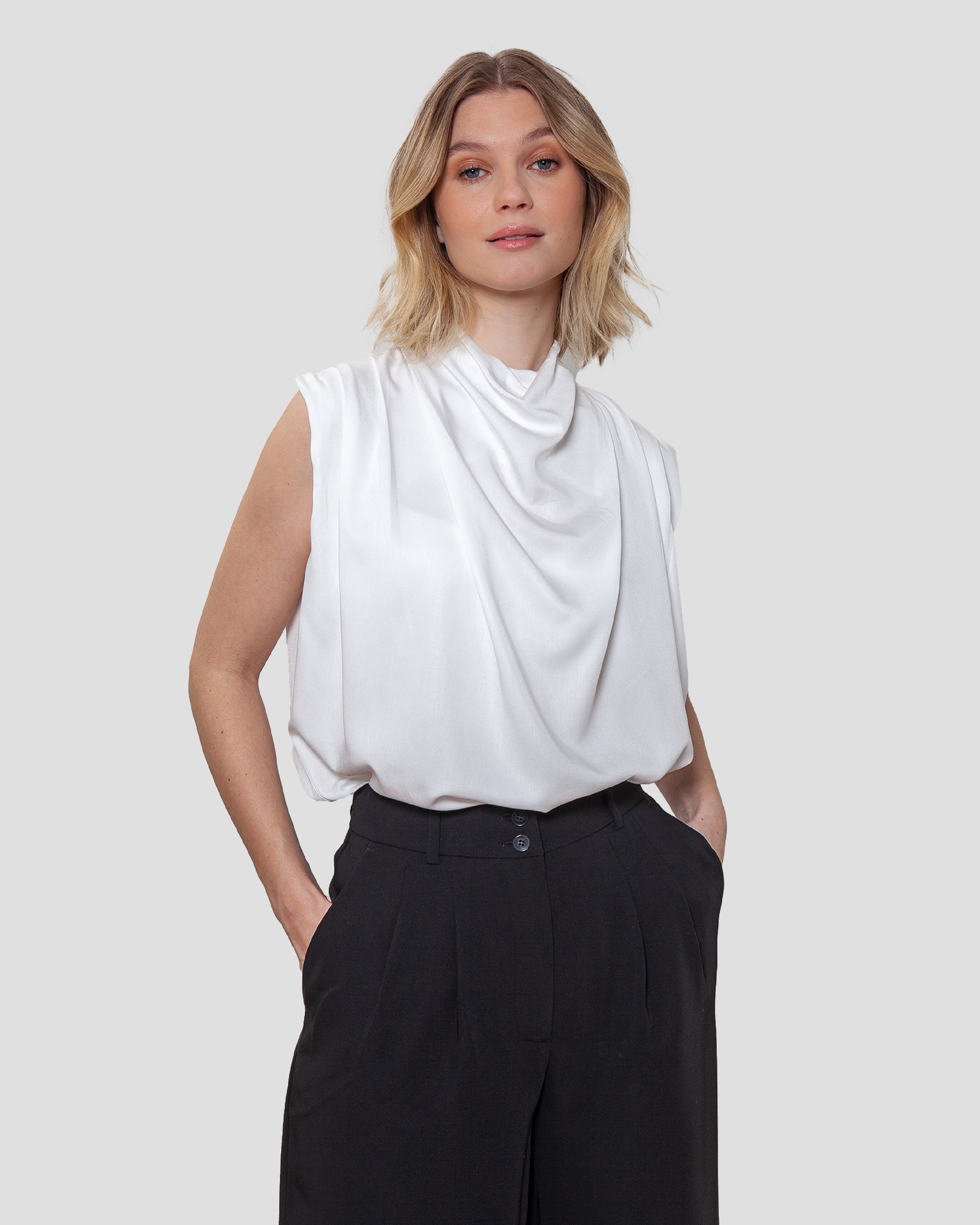 Draperet bluse uden aermer i hvid lavet af kvaliteten 100% Viskose (LENZING™ ECOVERO™), ansvarligt produceret design fra A Working Theory