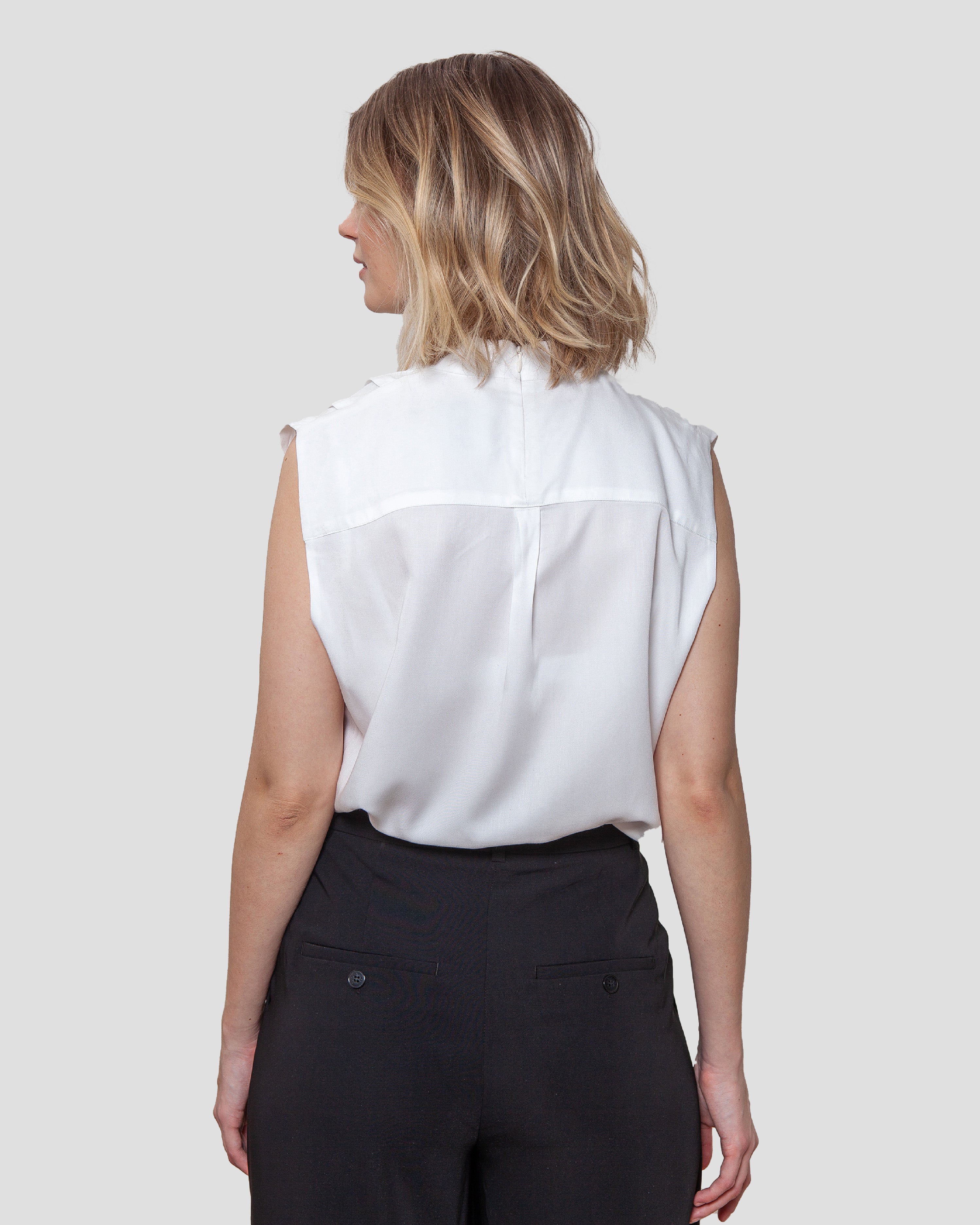 Draperet bluse uden aermer i hvid lavet af kvaliteten 100% Viskose (LENZING™ ECOVERO™), ansvarligt produceret design fra A Working Theory