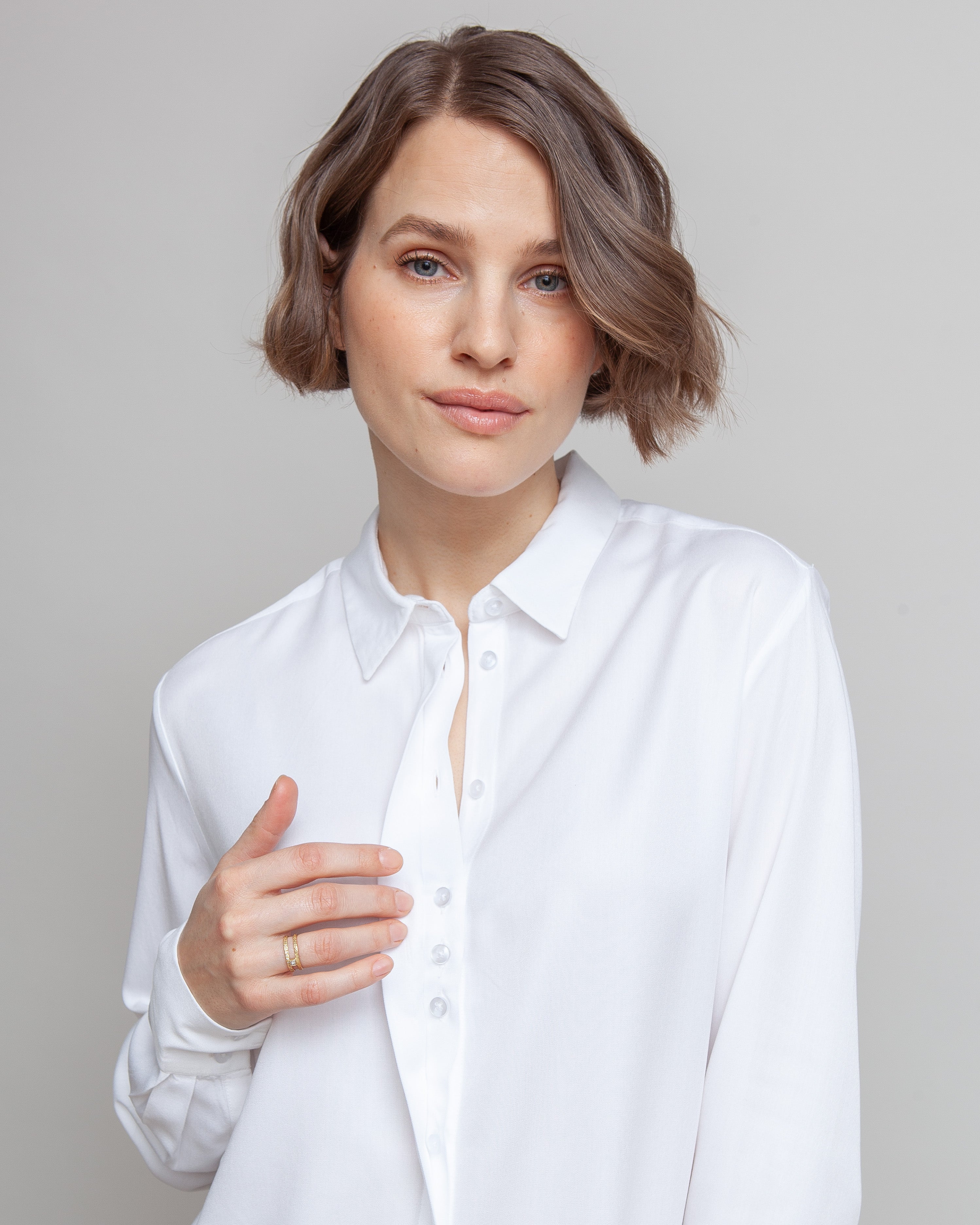Klassisk skjorte til kvinder i hvid lavet af kvaliteten 100% Viskose (LENZING™ ECOVERO™), ansvarligt produceret design fra A Working Theory