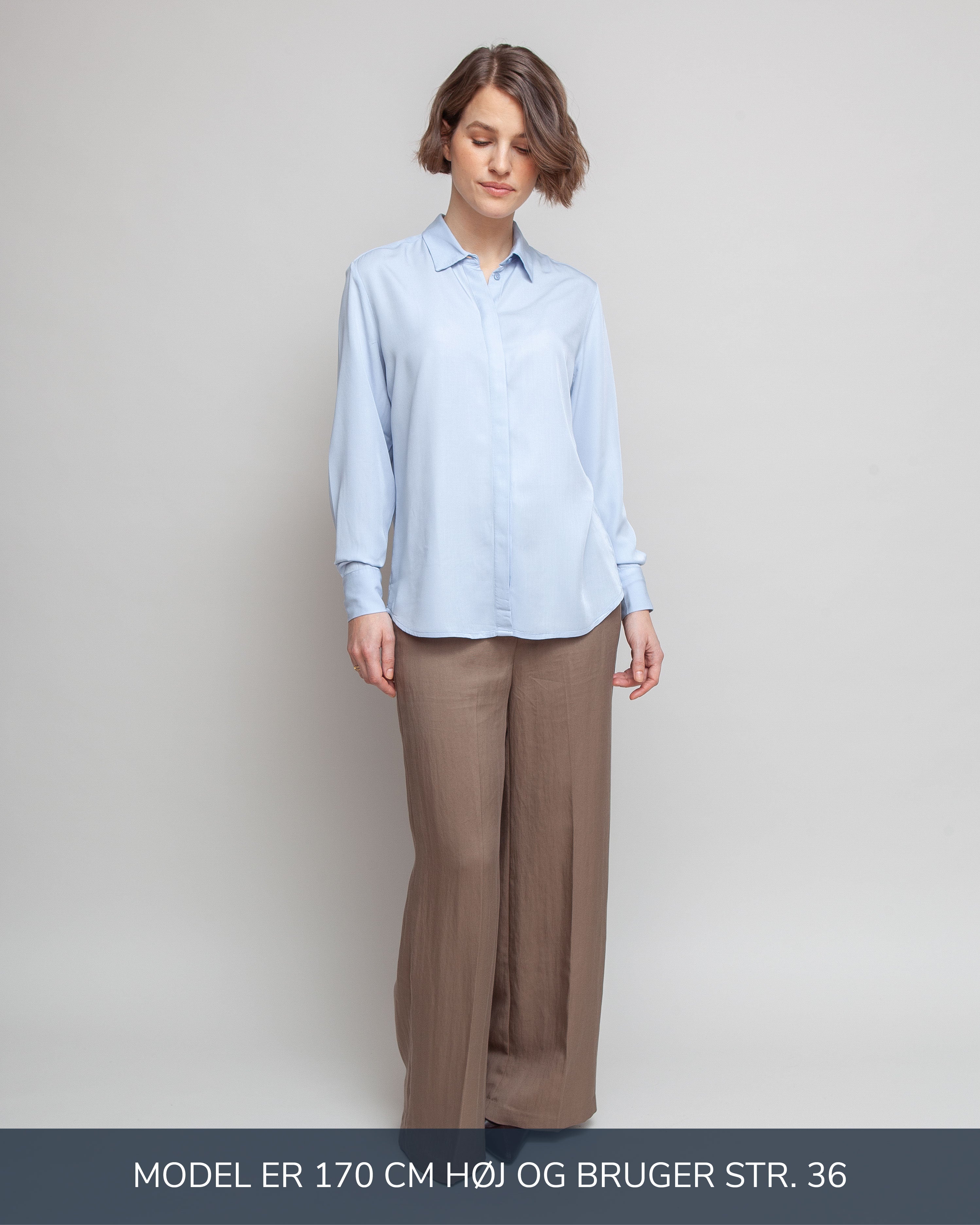 Klassisk skjorte til kvinder i lyseblaa lavet af kvaliteten 100% Viskose (LENZING™ ECOVERO™), ansvarligt produceret design fra A Working Theory