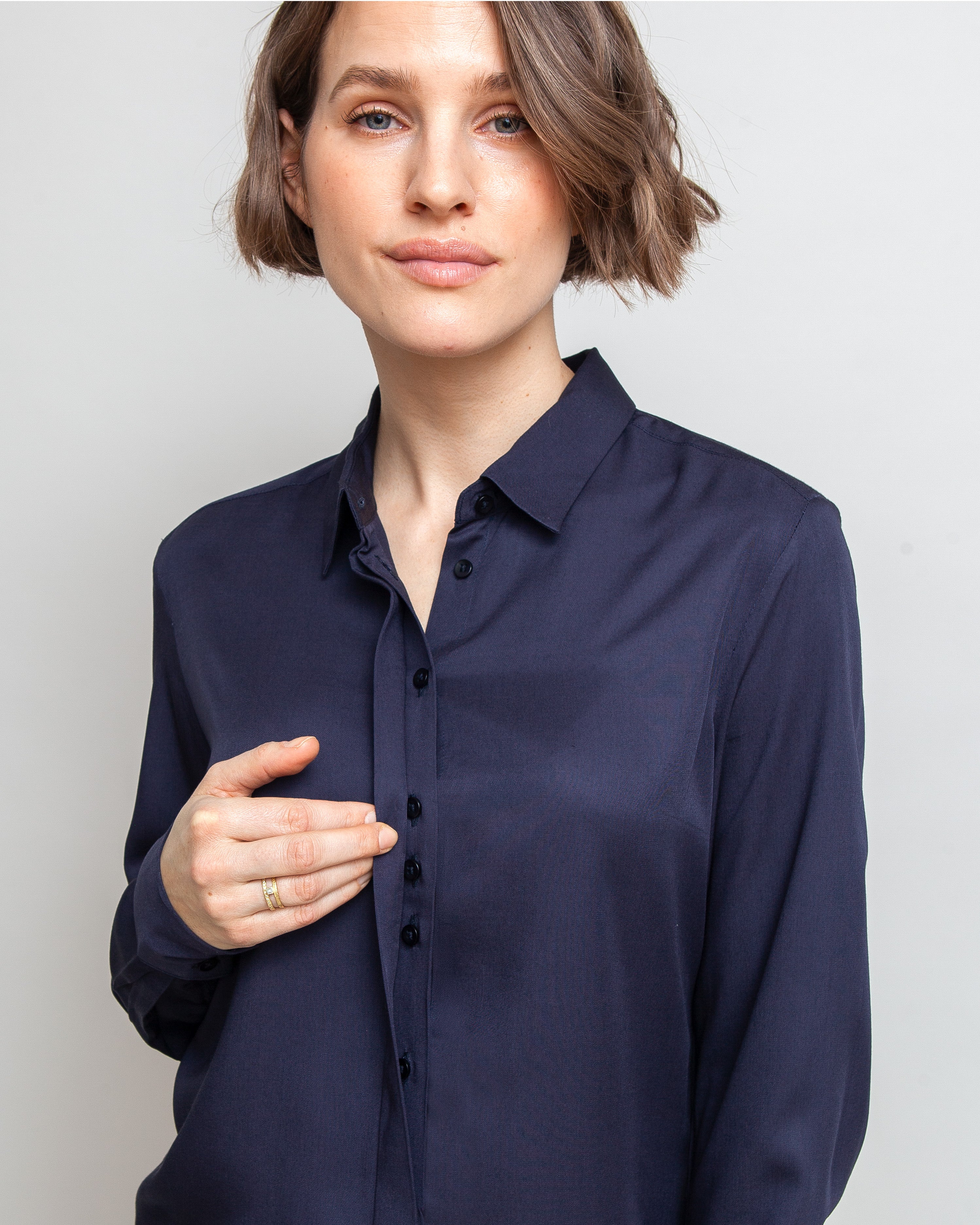 Klassisk skjorte til kvinder i navy lavet af kvaliteten 100% Viskose (LENZING™ ECOVERO™), ansvarligt produceret design fra A Working Theory