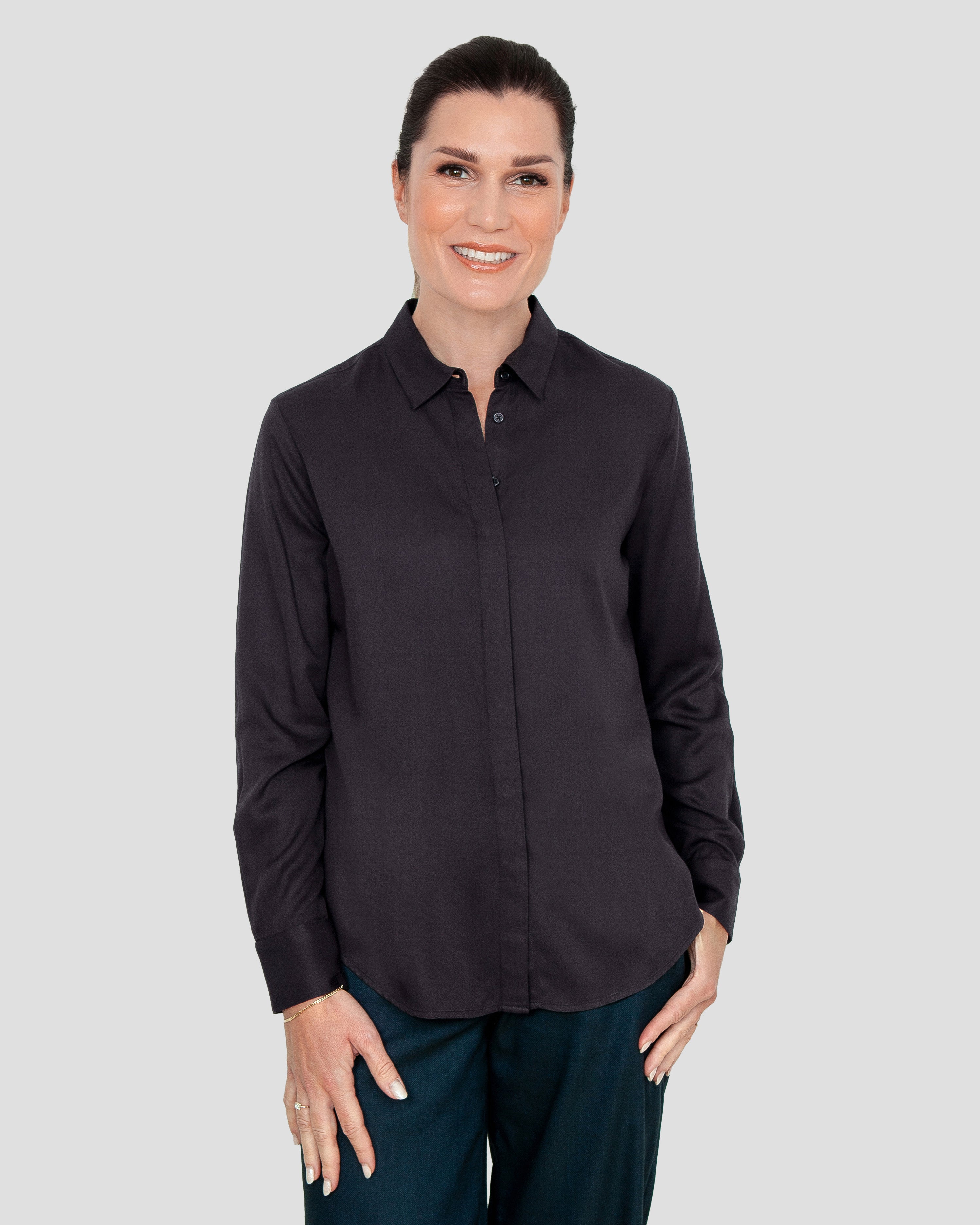 Klassisk skjorte til kvinder i sort lavet af kvaliteten 100% Viskose (LENZING™ ECOVERO™), ansvarligt produceret design fra A Working Theory