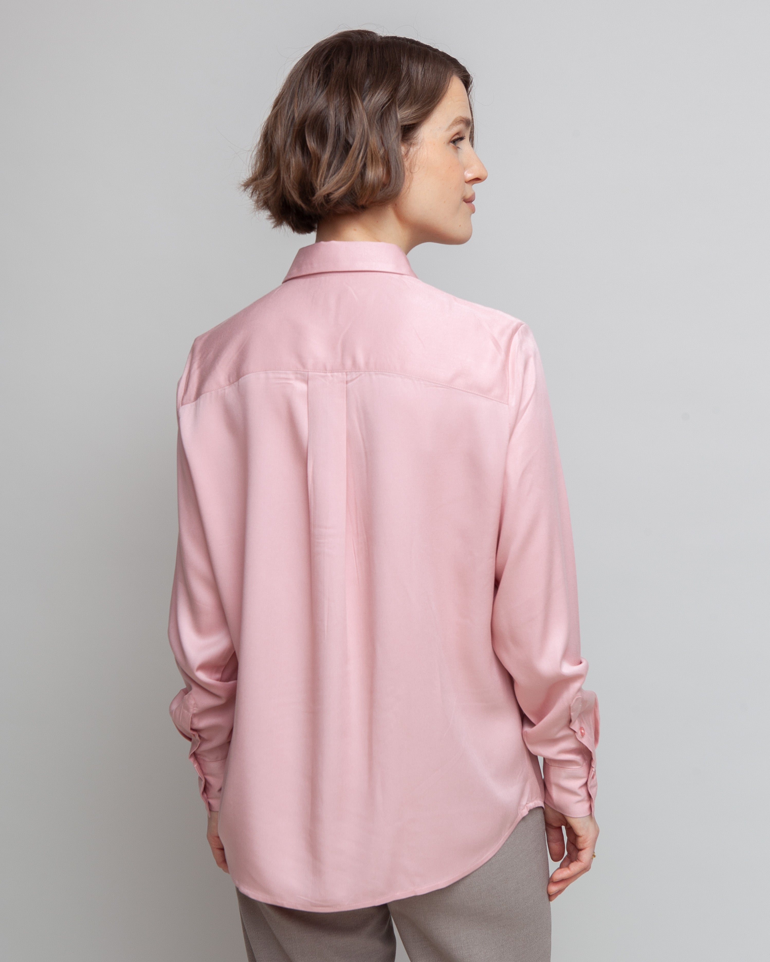 Klassisk skjorte til kvinder i lyseroed lavet af kvaliteten 100% Viskose (LENZING™ ECOVERO™), ansvarligt produceret design fra A Working