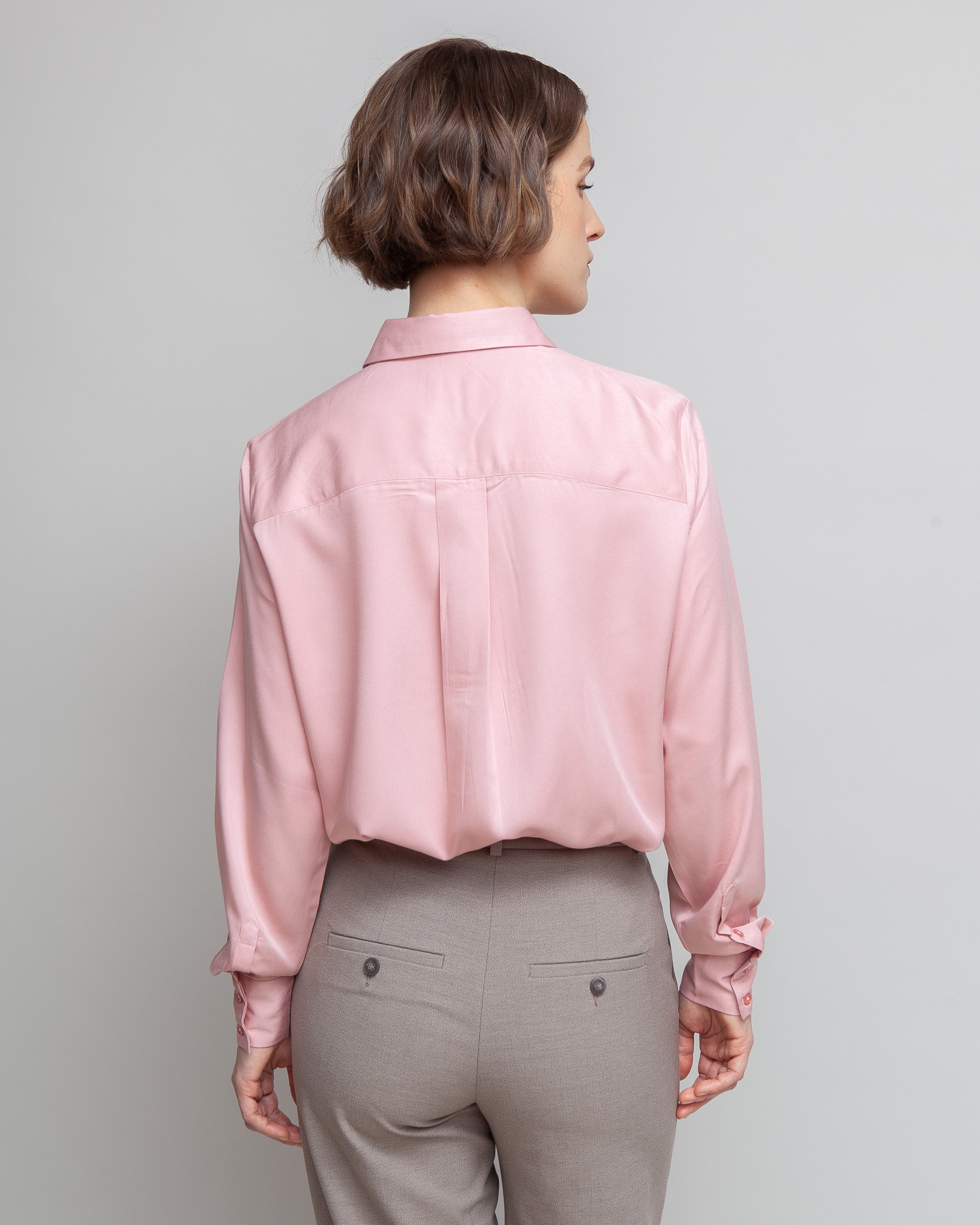 Klassisk skjorte til kvinder i lyseroed lavet af kvaliteten 100% Viskose (LENZING™ ECOVERO™), ansvarligt produceret design fra A Working