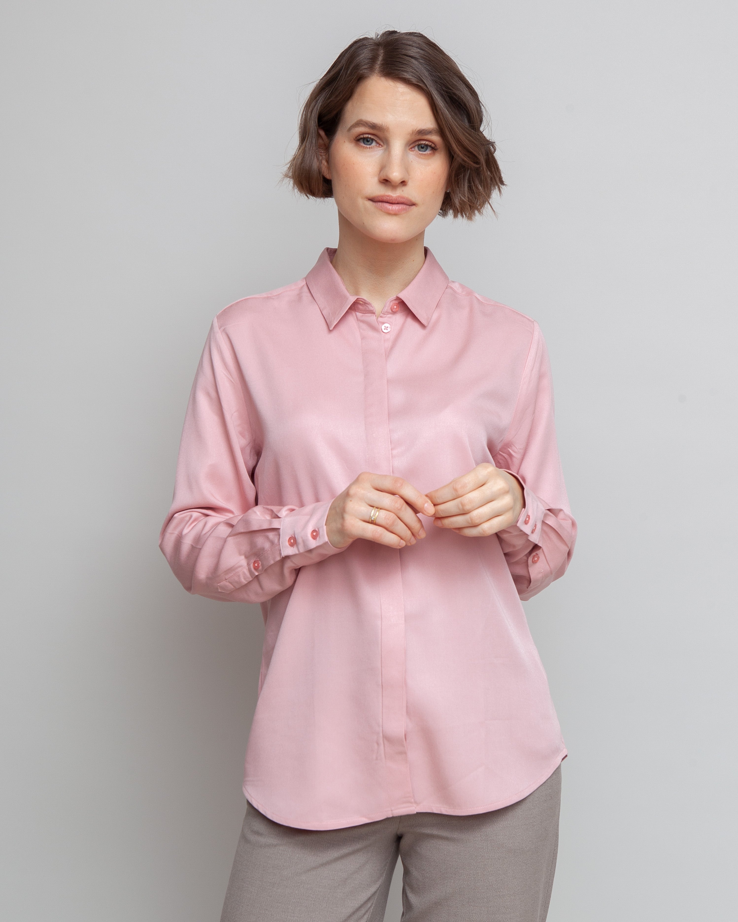 Klassisk skjorte til kvinder i lyseroed lavet af kvaliteten 100% Viskose (LENZING™ ECOVERO™), ansvarligt produceret design fra A Working