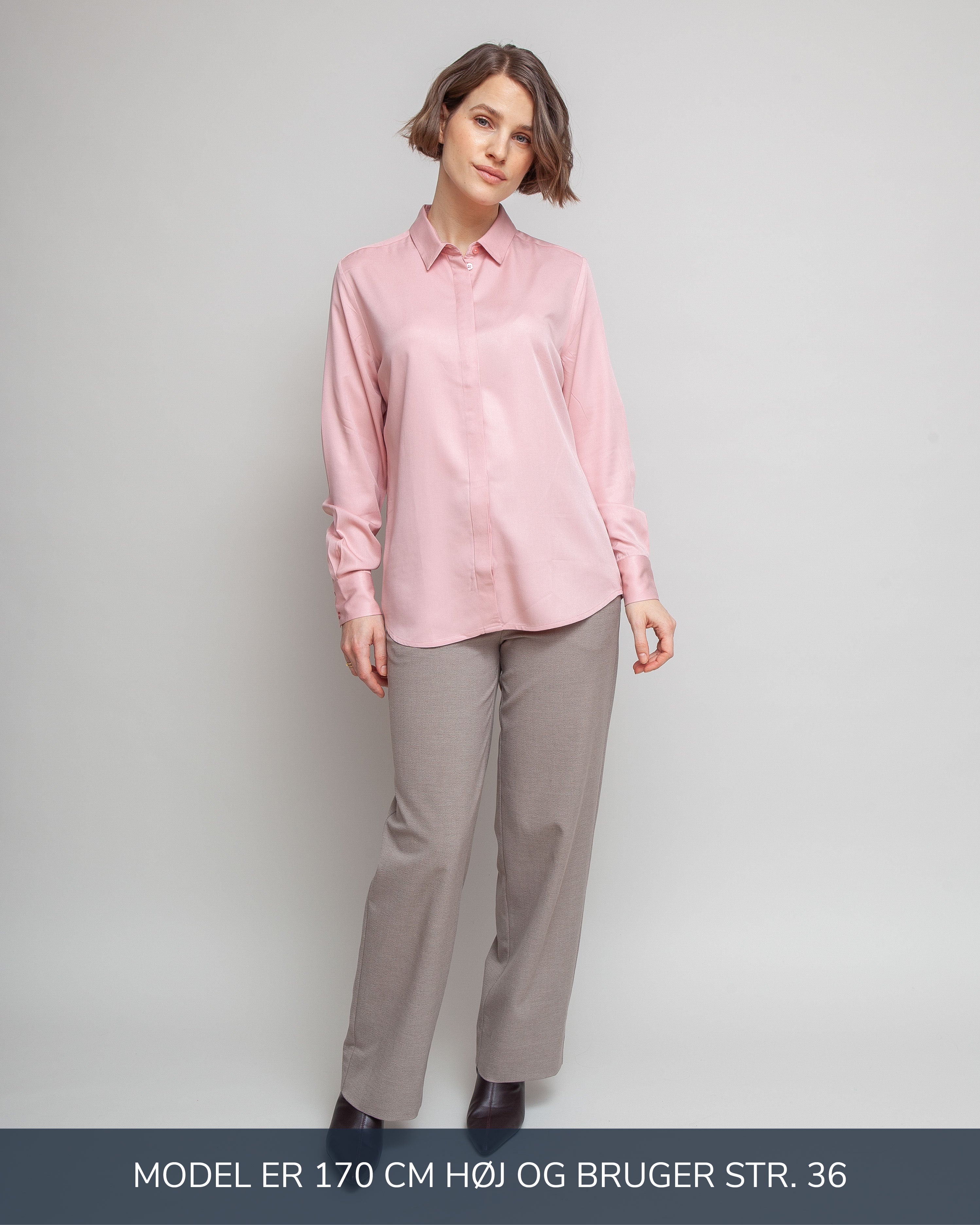 Klassisk skjorte til kvinder i lyseroed lavet af kvaliteten 100% Viskose (LENZING™ ECOVERO™), ansvarligt produceret design fra A Working