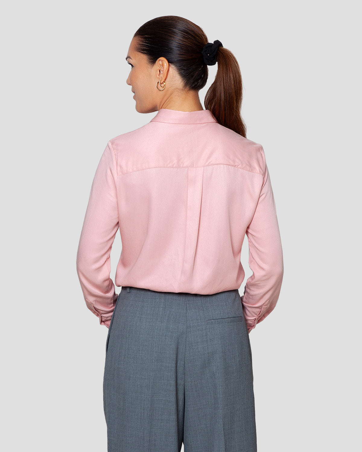 Klassisk skjorte til kvinder i lyseroed lavet af kvaliteten 100% Viskose (LENZING™ ECOVERO™), ansvarligt produceret design fra A Working