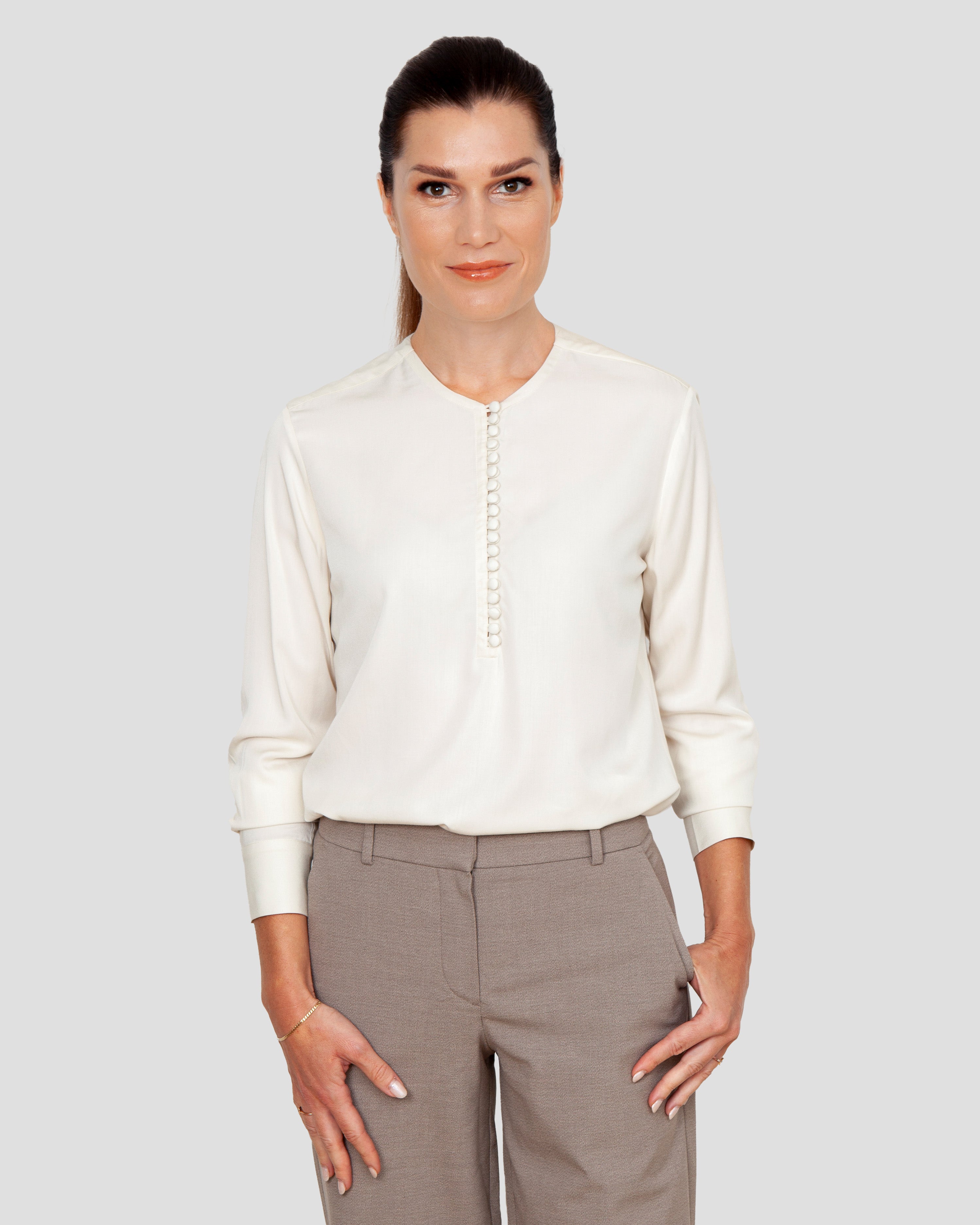 Skjortebluse til damer i ivovy lavet af kvaliteten 100% Viskose (LENZING™ ECOVERO™), ansvarligt produceret design fra A Working Theory