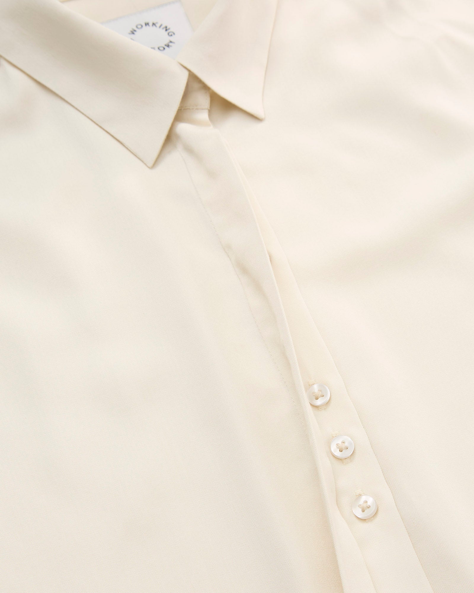 Klassisk kortærmet skjorte til kvinder i hvid lavet af kvaliteten 100% Viskose (LENZING™ ECOVERO™), ansvarligt produceret design fra A Working Theory
