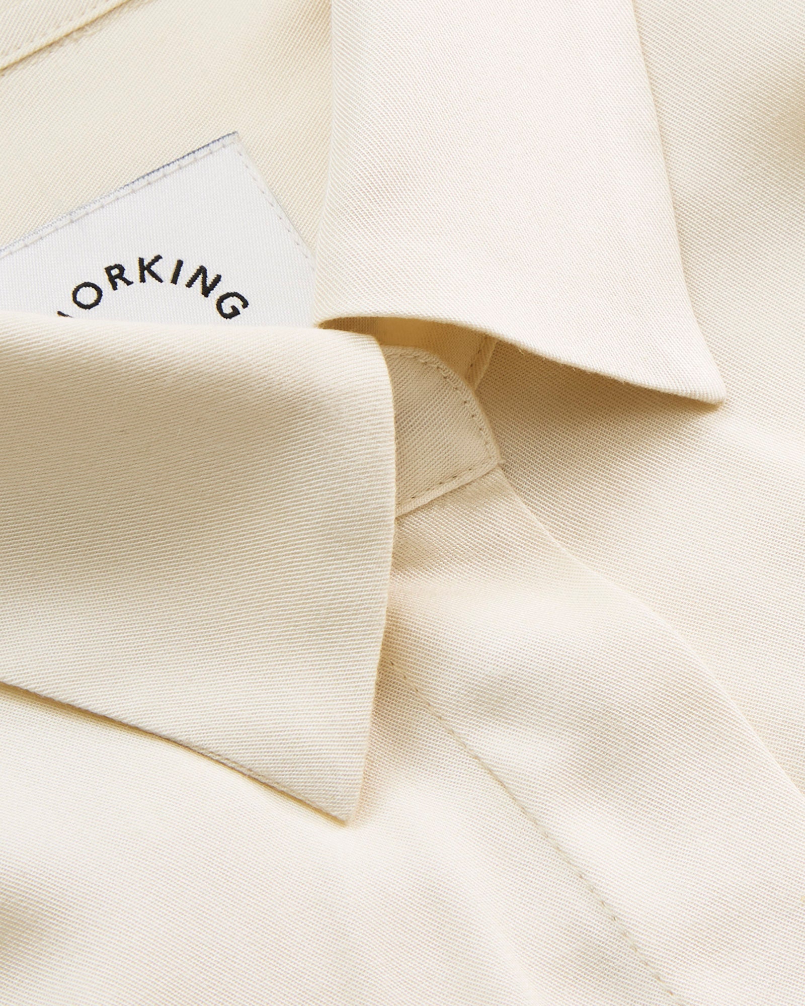 Klassisk kortærmet skjorte til kvinder i hvid lavet af kvaliteten 100% Viskose (LENZING™ ECOVERO™), ansvarligt produceret design fra A Working Theory