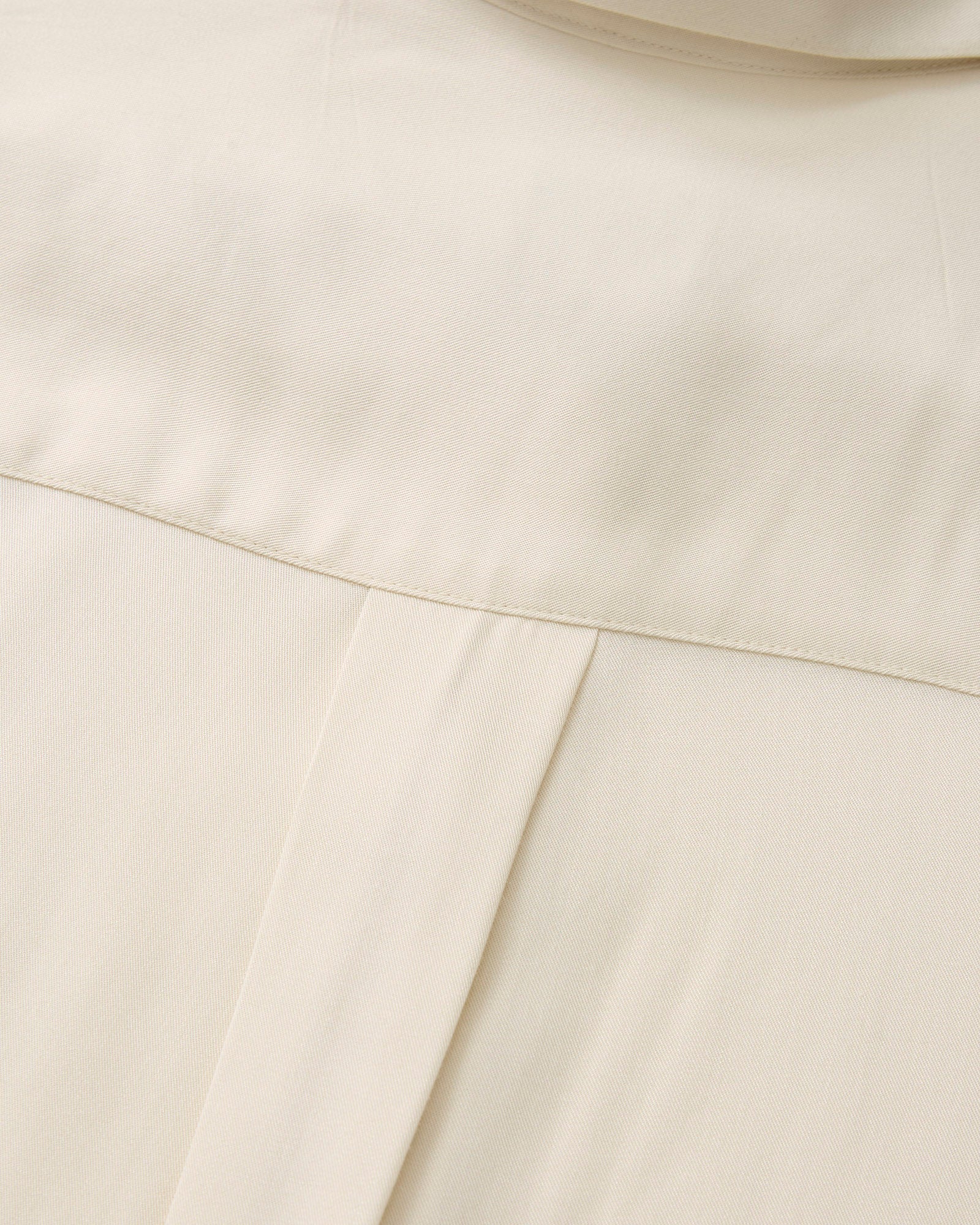 Klassisk kortærmet skjorte til kvinder i hvid lavet af kvaliteten 100% Viskose (LENZING™ ECOVERO™), ansvarligt produceret design fra A Working Theory