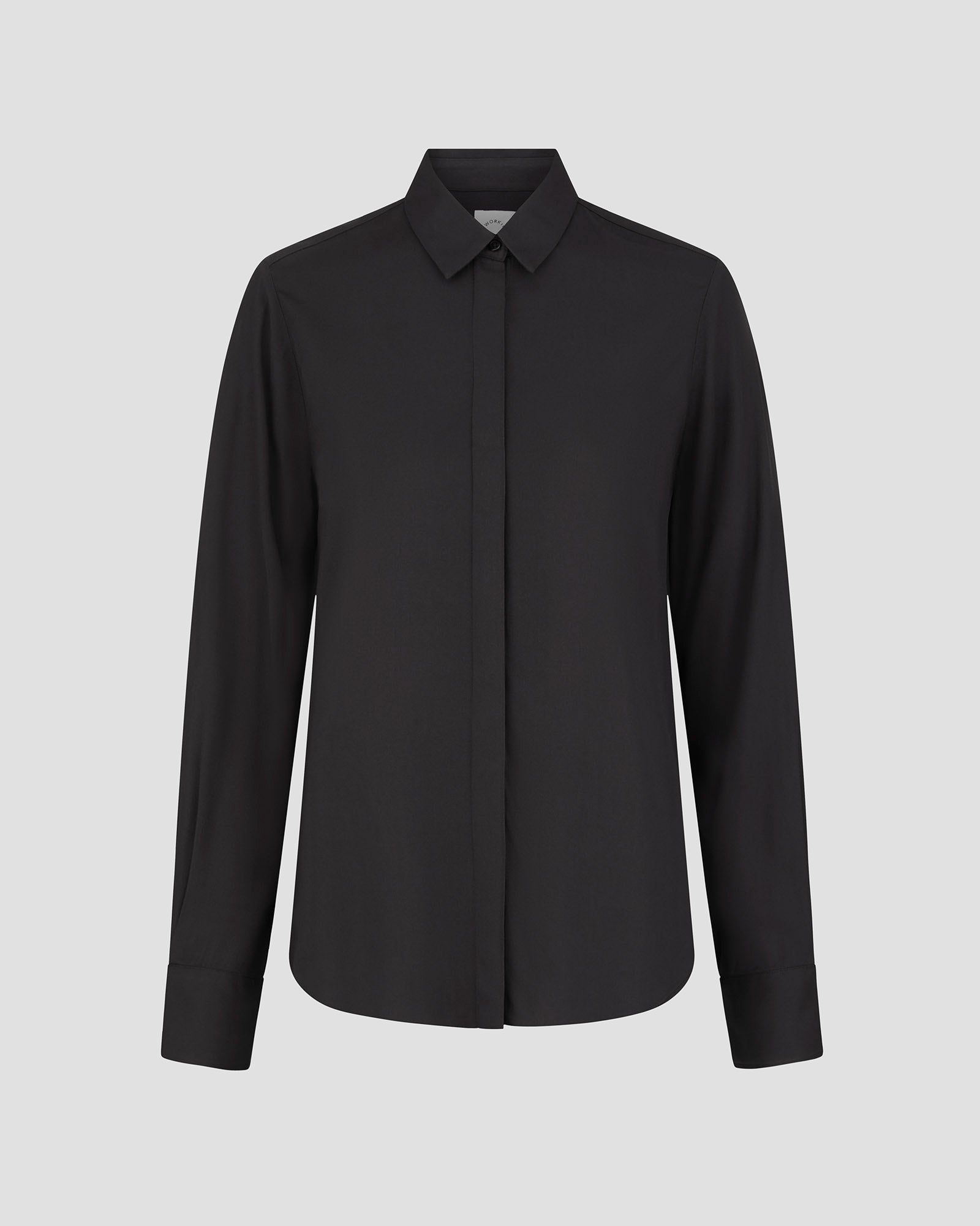 Klassisk skjorte til kvinder i sort lavet af kvaliteten 100% Viskose (LENZING™ ECOVERO™), ansvarligt produceret design fra A Working Theory