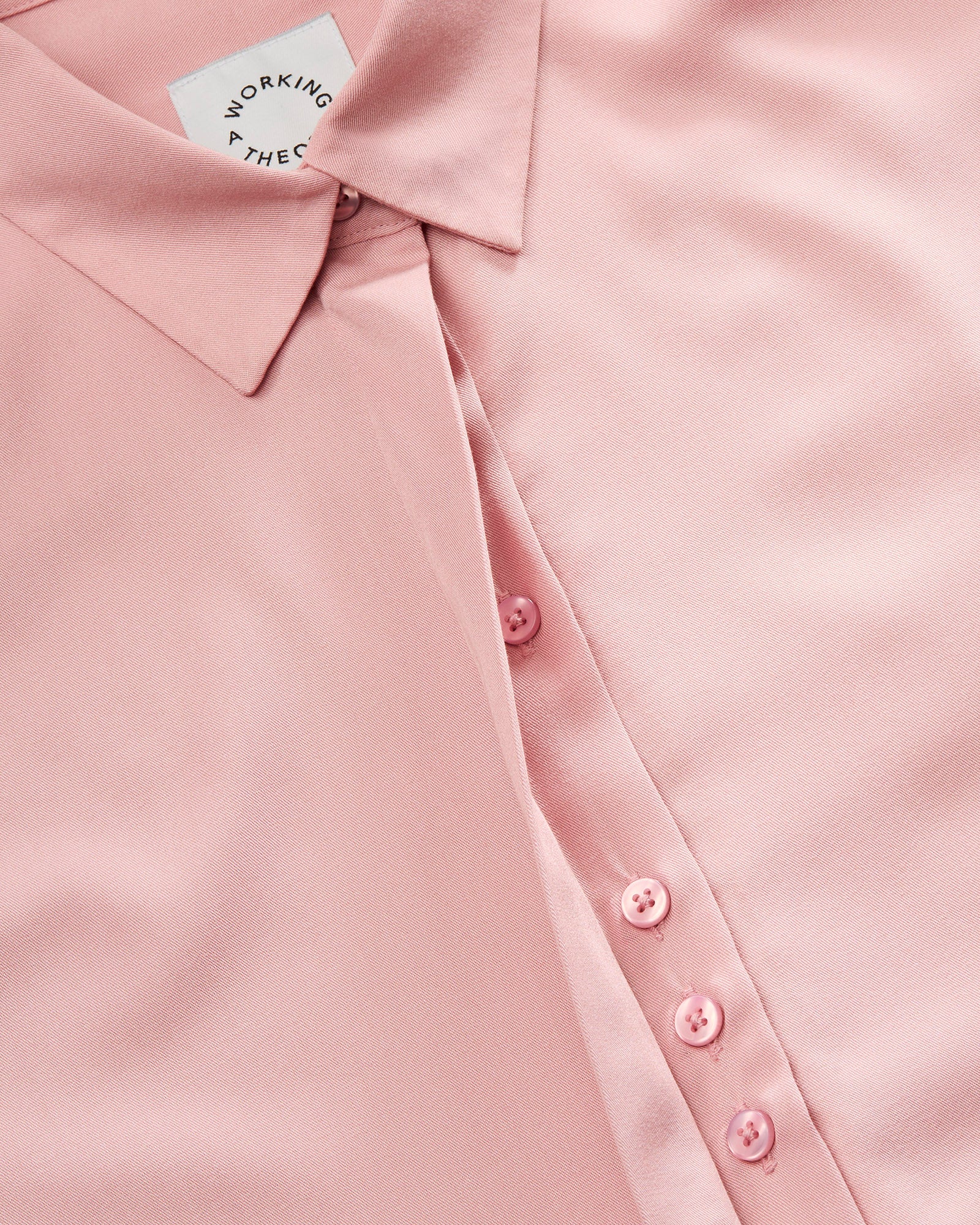 Klassisk skjorte til kvinder i lyseroed lavet af kvaliteten 100% Viskose (LENZING™ ECOVERO™), ansvarligt produceret design fra A Working