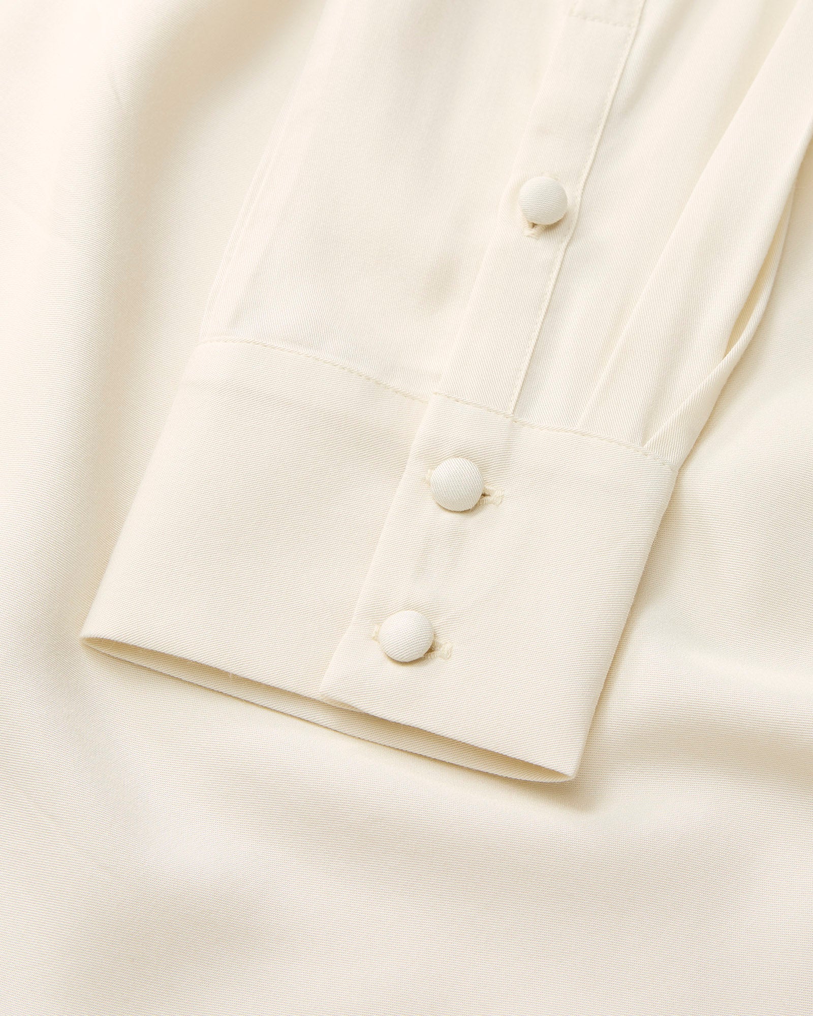 Skjortebluse til damer i ivovy lavet af kvaliteten 100% Viskose (LENZING™ ECOVERO™), ansvarligt produceret design fra A Working Theory