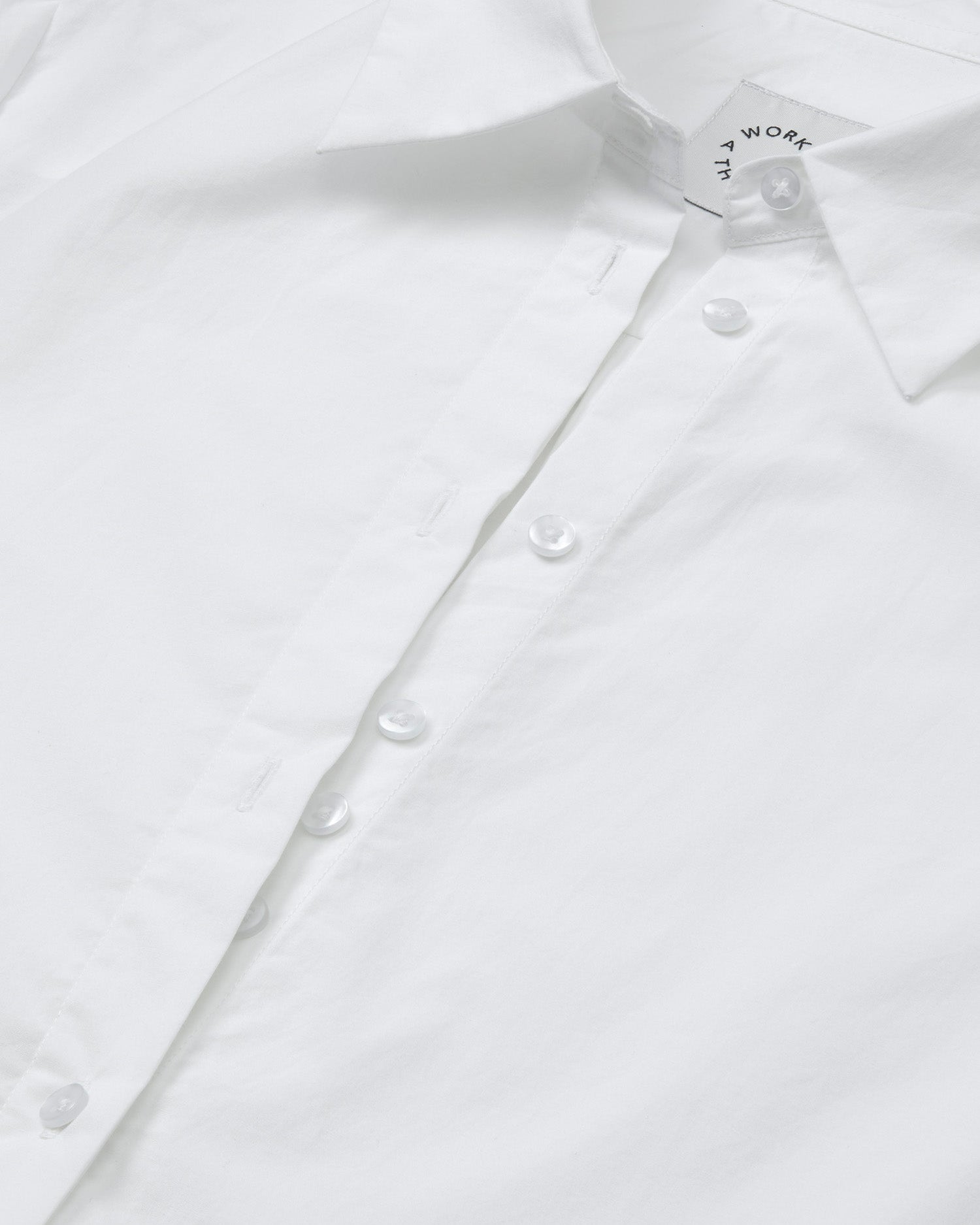 Klassisk skjorte til kvinder i hvid lavet af kvaliteten 100% Økologisk Bomuld, ansvarligt produceret design fra A Working Theory