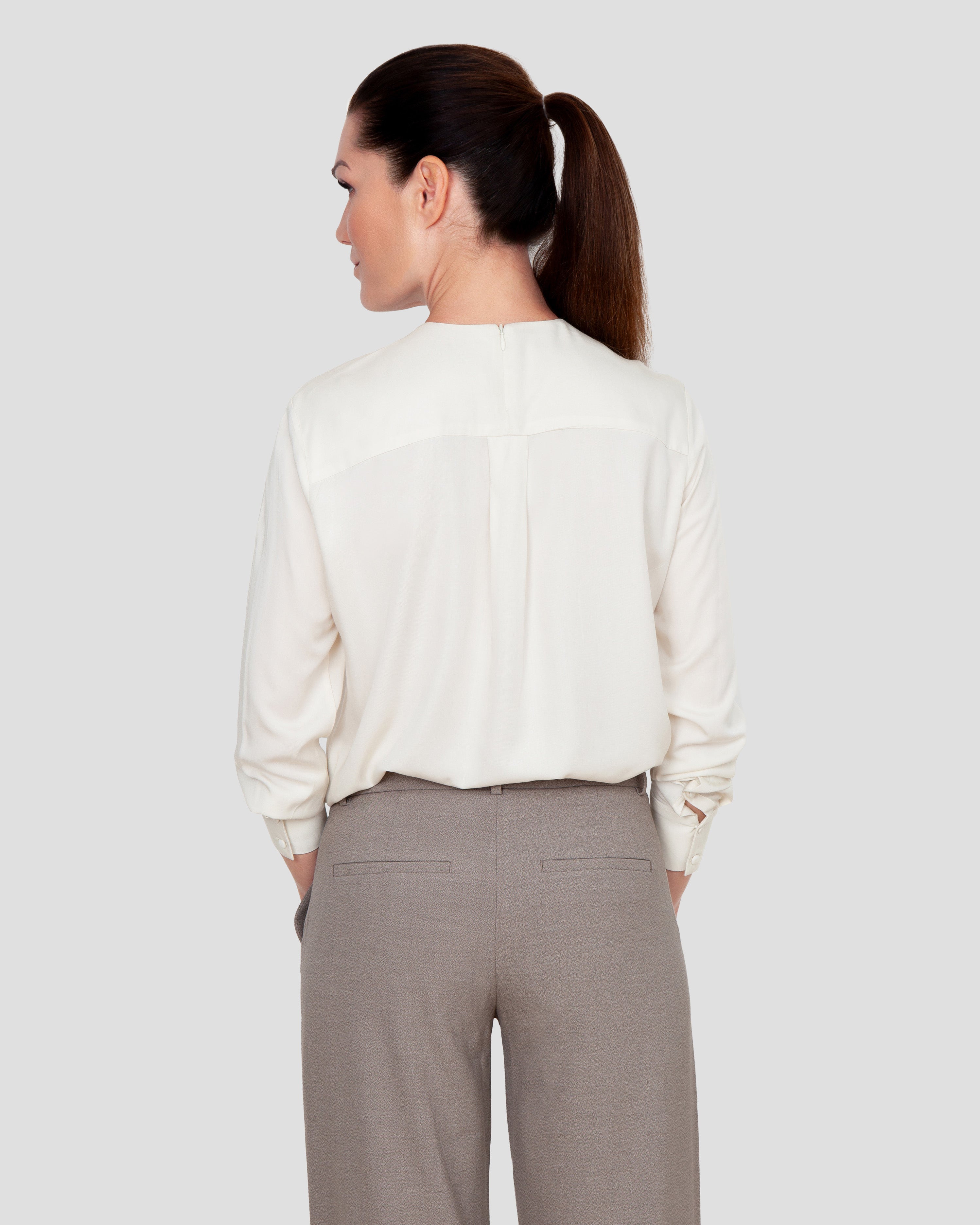 Skjortebluse til damer i ivovy lavet af kvaliteten 100% Viskose (LENZING™ ECOVERO™), ansvarligt produceret design fra A Working Theory