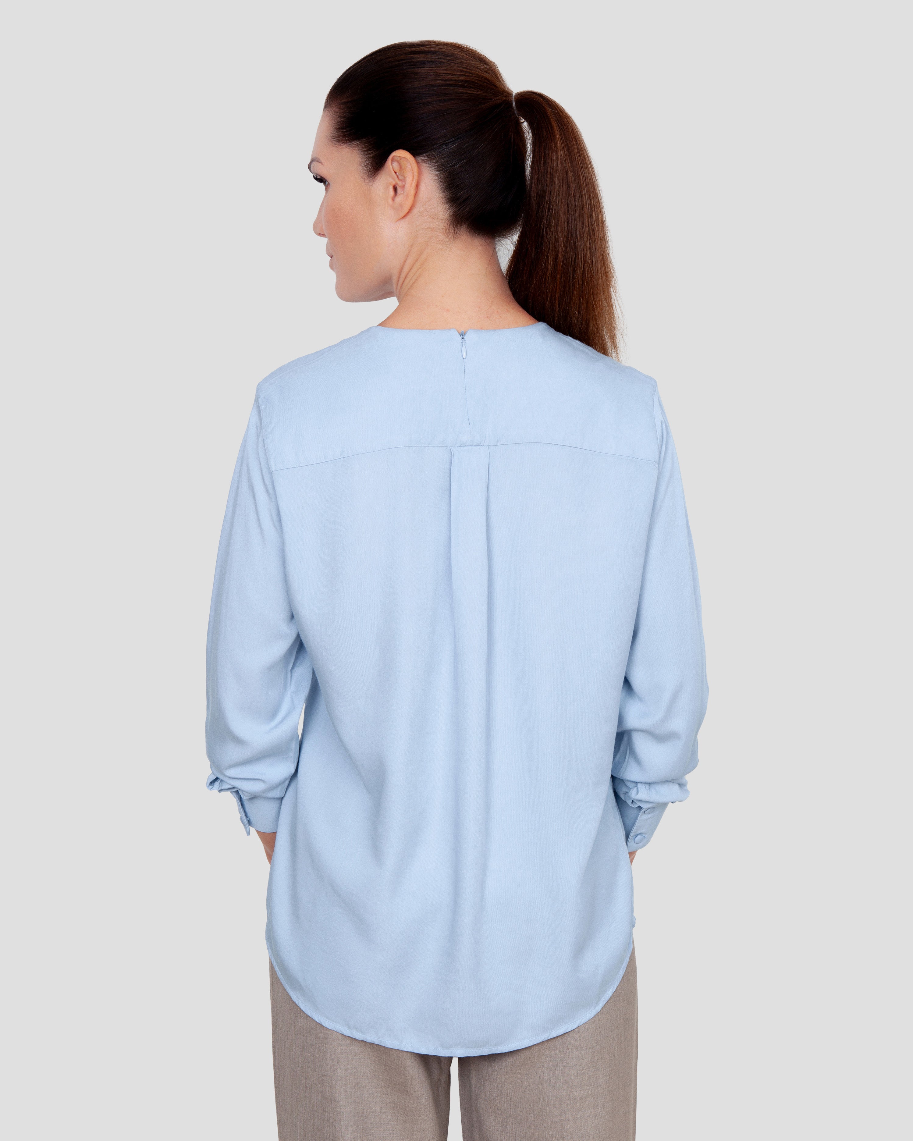 Skjortebluse til damer i lyseblaa lavet af kvaliteten 100% Viskose (LENZING™ ECOVERO™), ansvarligt produceret design fra A Working Theory