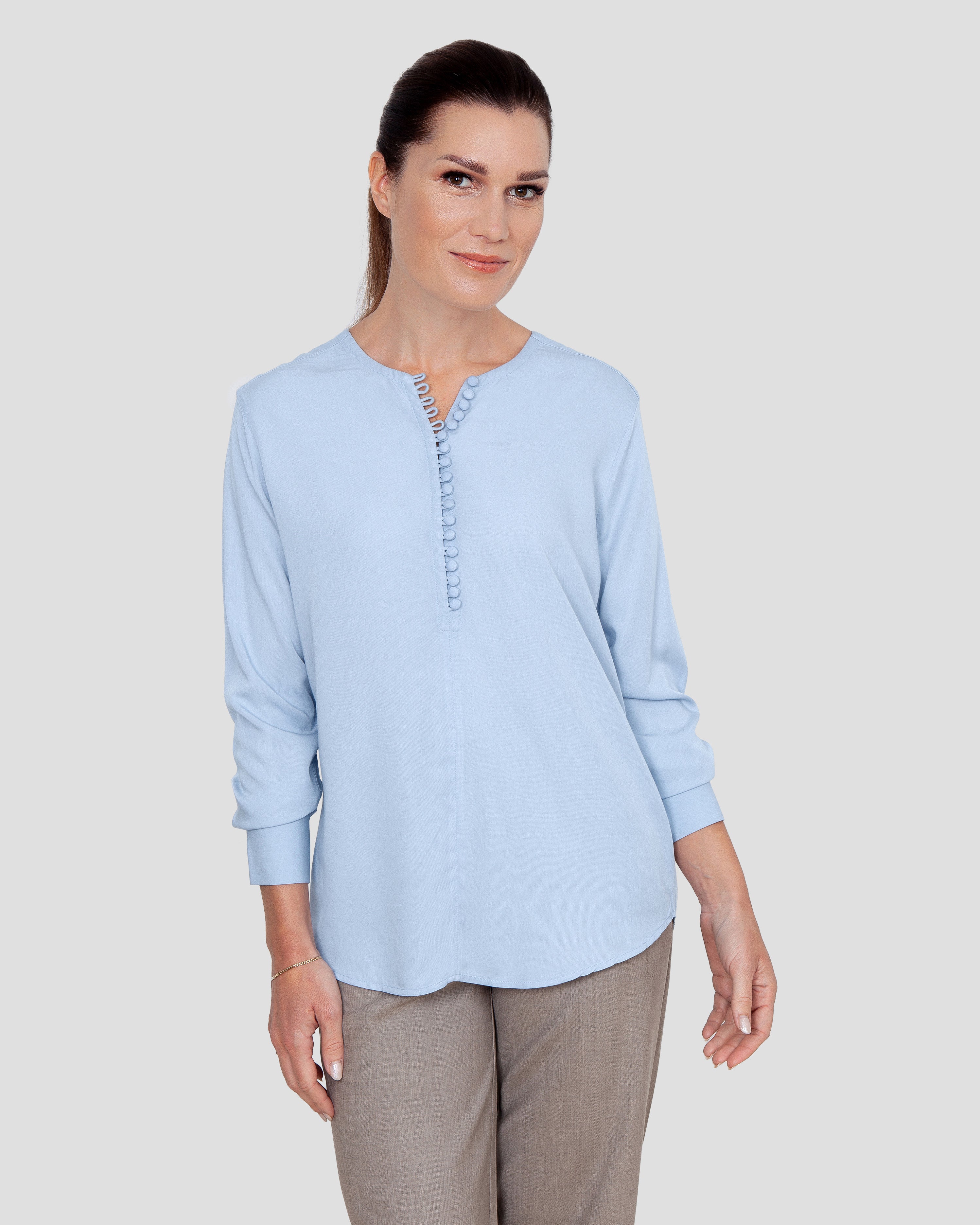 Skjortebluse til damer i lyseblaa lavet af kvaliteten 100% Viskose (LENZING™ ECOVERO™), ansvarligt produceret design fra A Working Theory