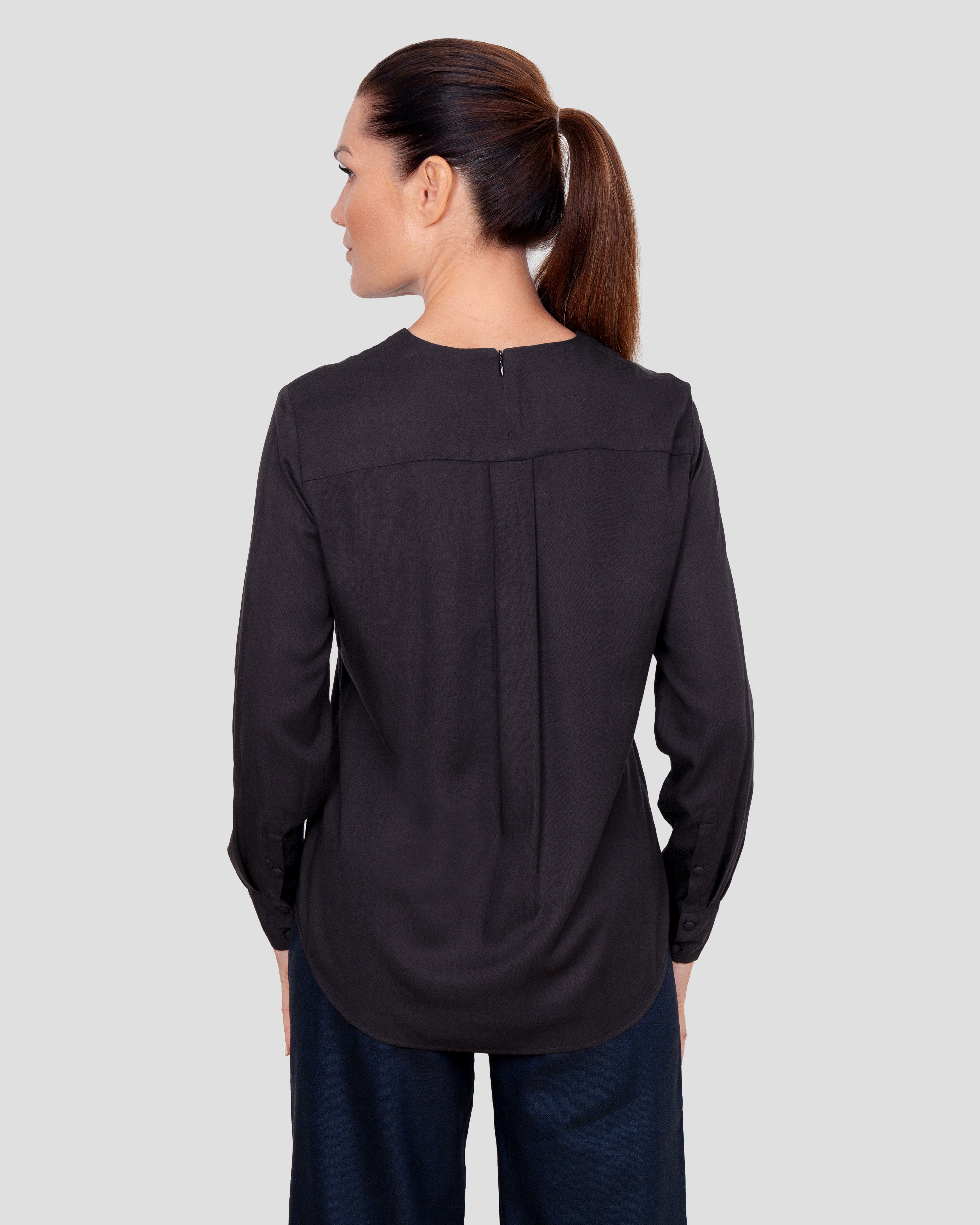 Skjortebluse til damer i sort lavet af kvaliteten 100% Viskose (LENZING™ ECOVERO™), ansvarligt produceret design fra A Working Theory