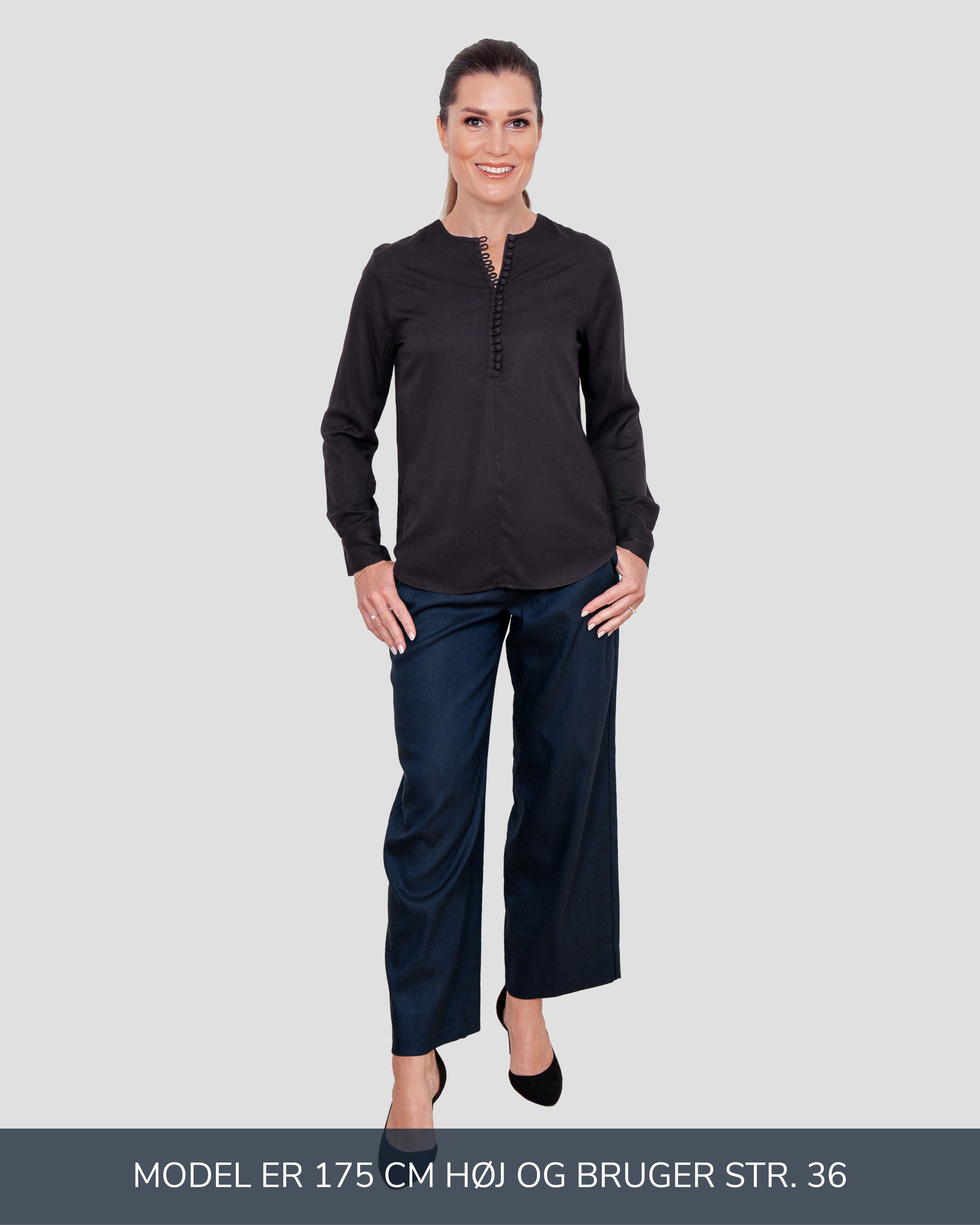 Skjortebluse til damer i sort lavet af kvaliteten 100% Viskose (LENZING™ ECOVERO™), ansvarligt produceret design fra A Working Theory