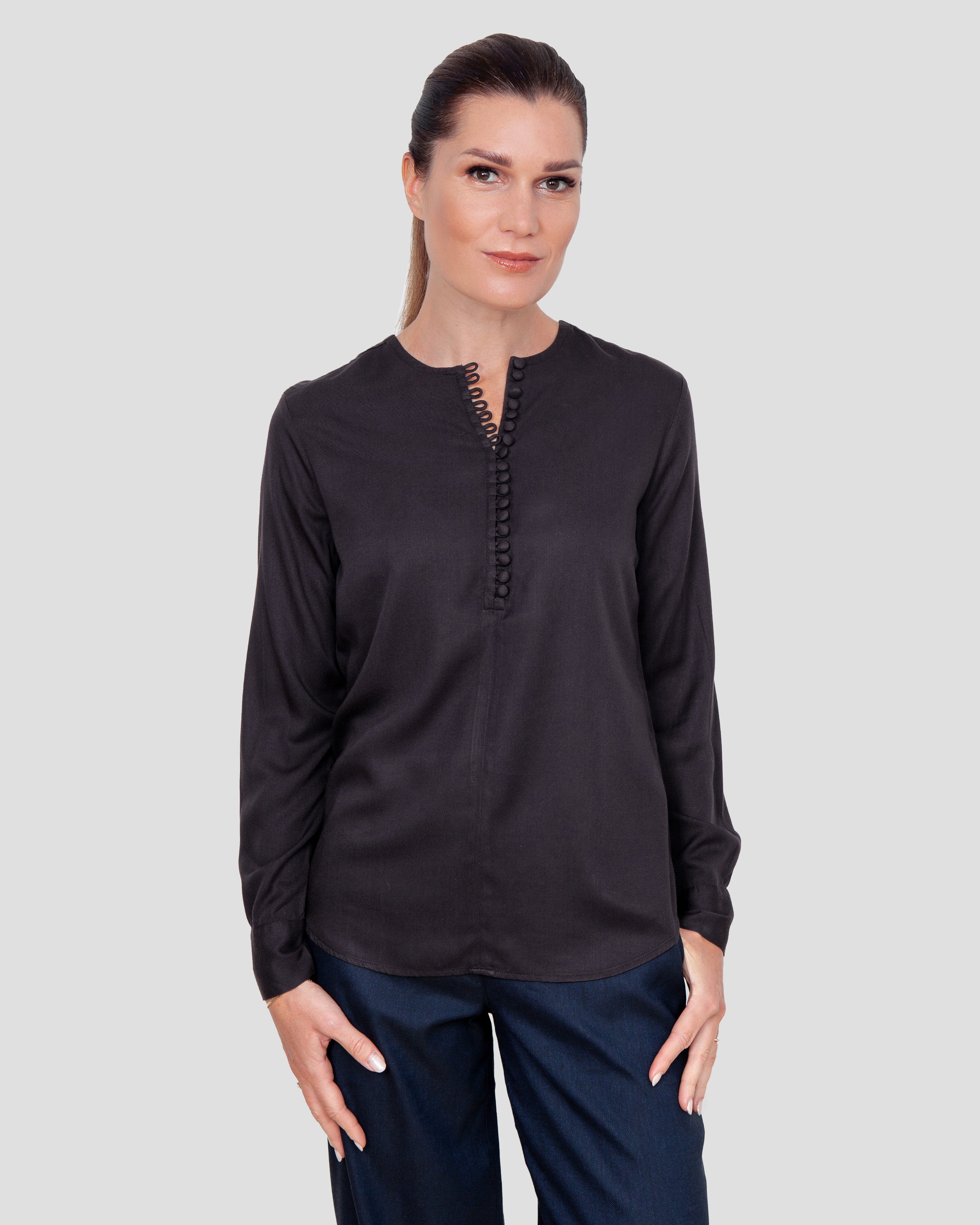 Skjortebluse til damer i sort lavet af kvaliteten 100% Viskose (LENZING™ ECOVERO™), ansvarligt produceret design fra A Working Theory