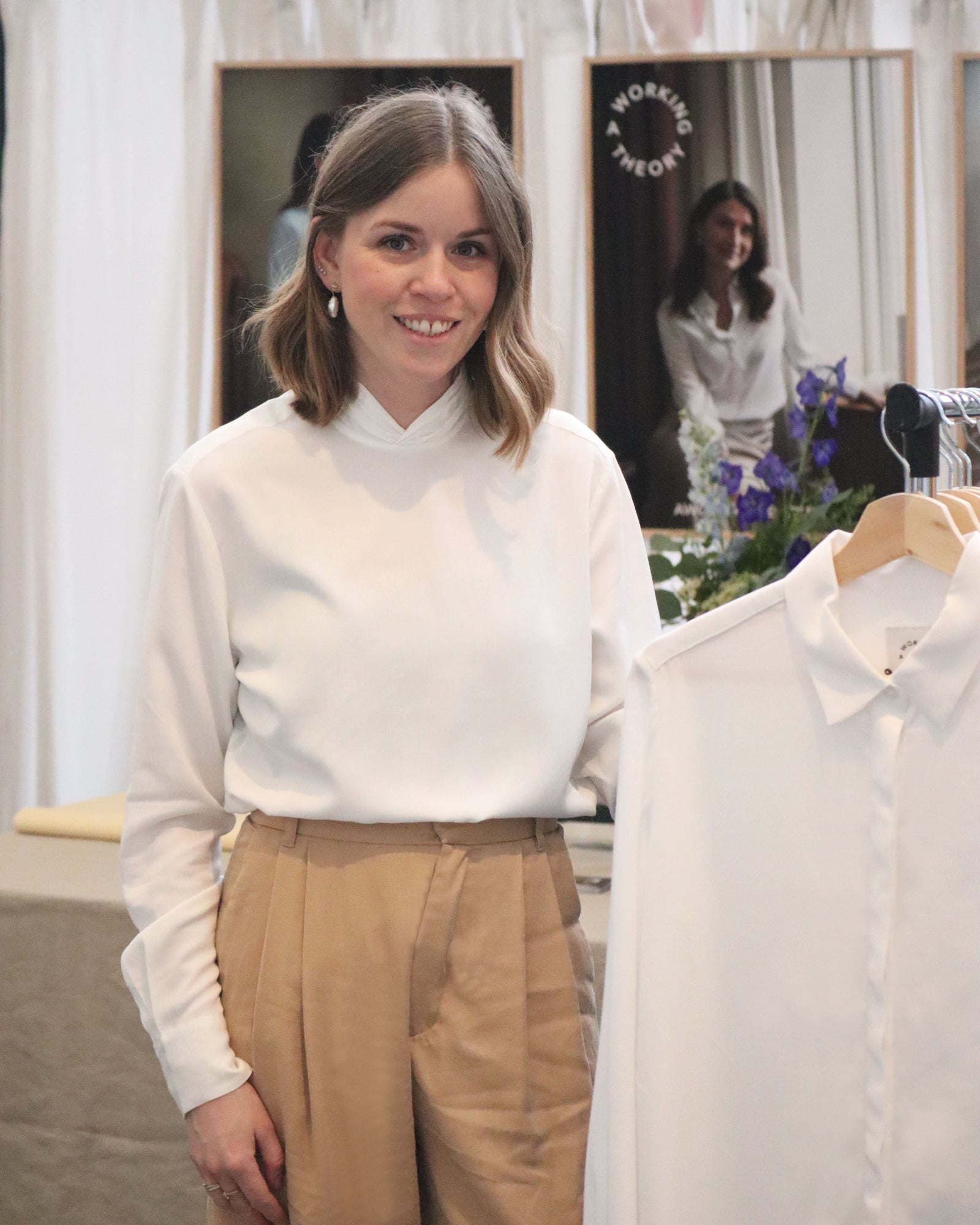 Stifter Michelle Wadskjær  iført vores Klassisk hoejhalsede bluse Cathrine Bluse i hvid, lavet af af kvaliteten 100% Viskose (LENZING™ ECOVERO™), ansvarligt design fra A Working Theory