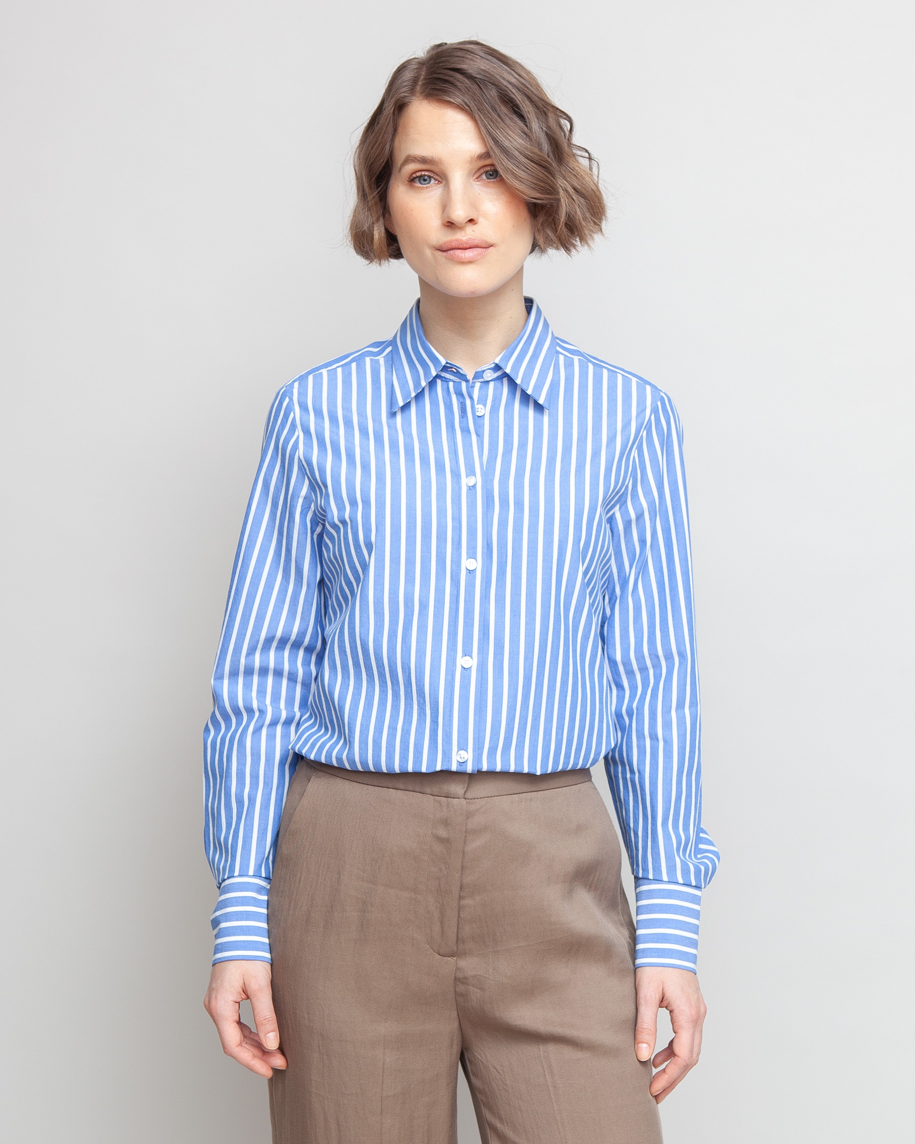 Klassisk skjorte til kvinder i blå og hvid stribe lavet af kvaliteten 100% Økologisk Bomuld, ansvarligt produceret design fra A Working Theory