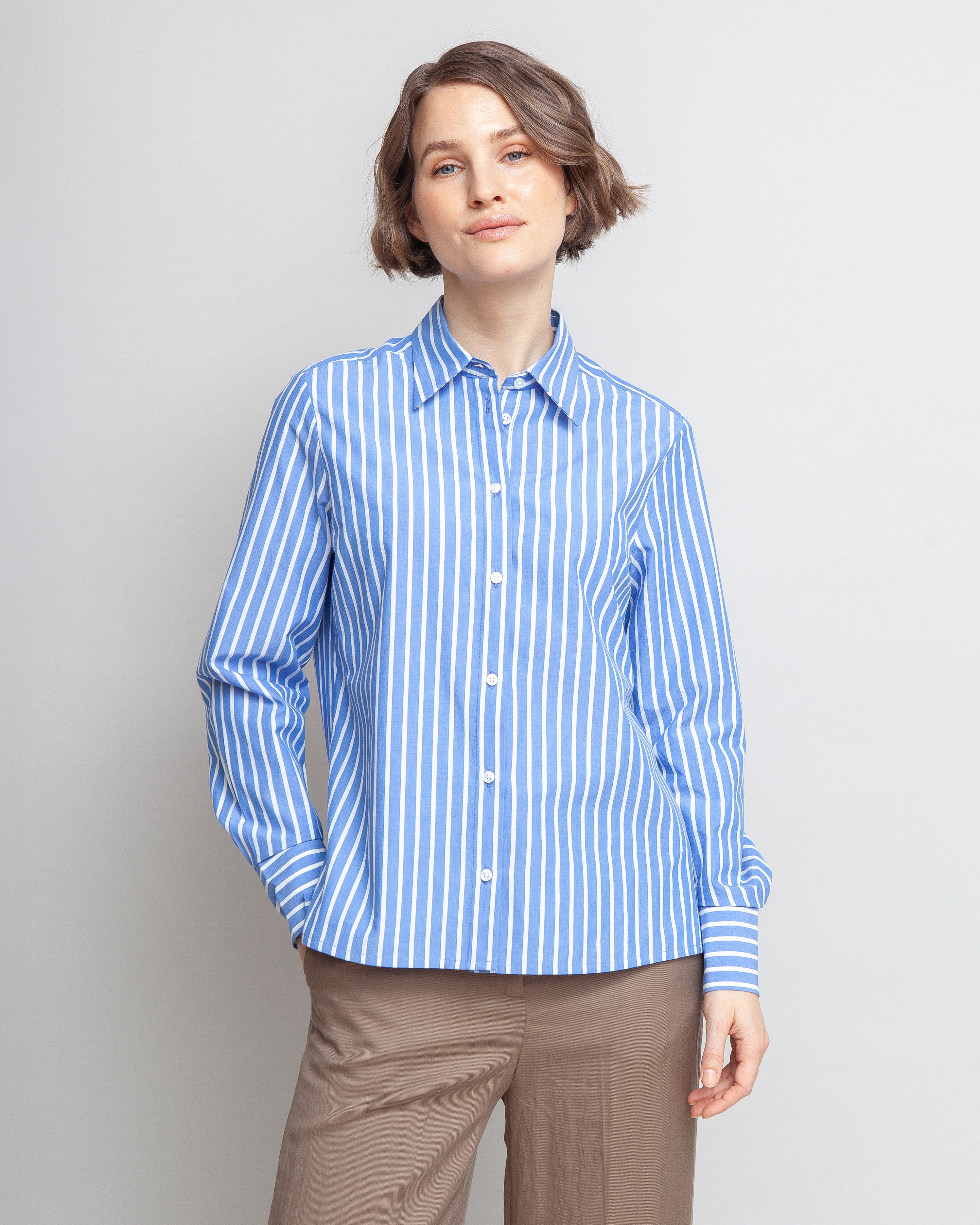 Klassisk skjorte til kvinder i blå og hvid stribe lavet af kvaliteten 100% Økologisk Bomuld, ansvarligt produceret design fra A Working Theory