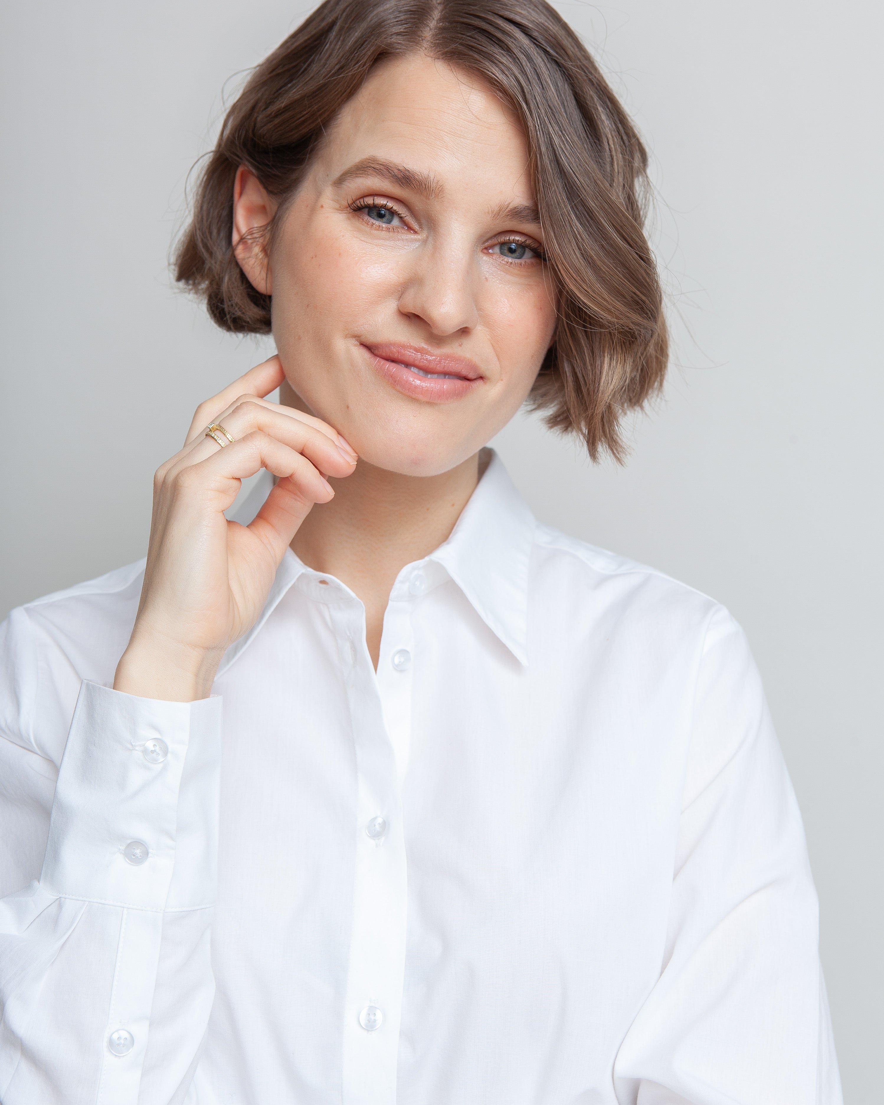 Klassisk skjorte til kvinder i hvid lavet af kvaliteten 100% Økologisk Bomuld, ansvarligt produceret design fra A Working Theory