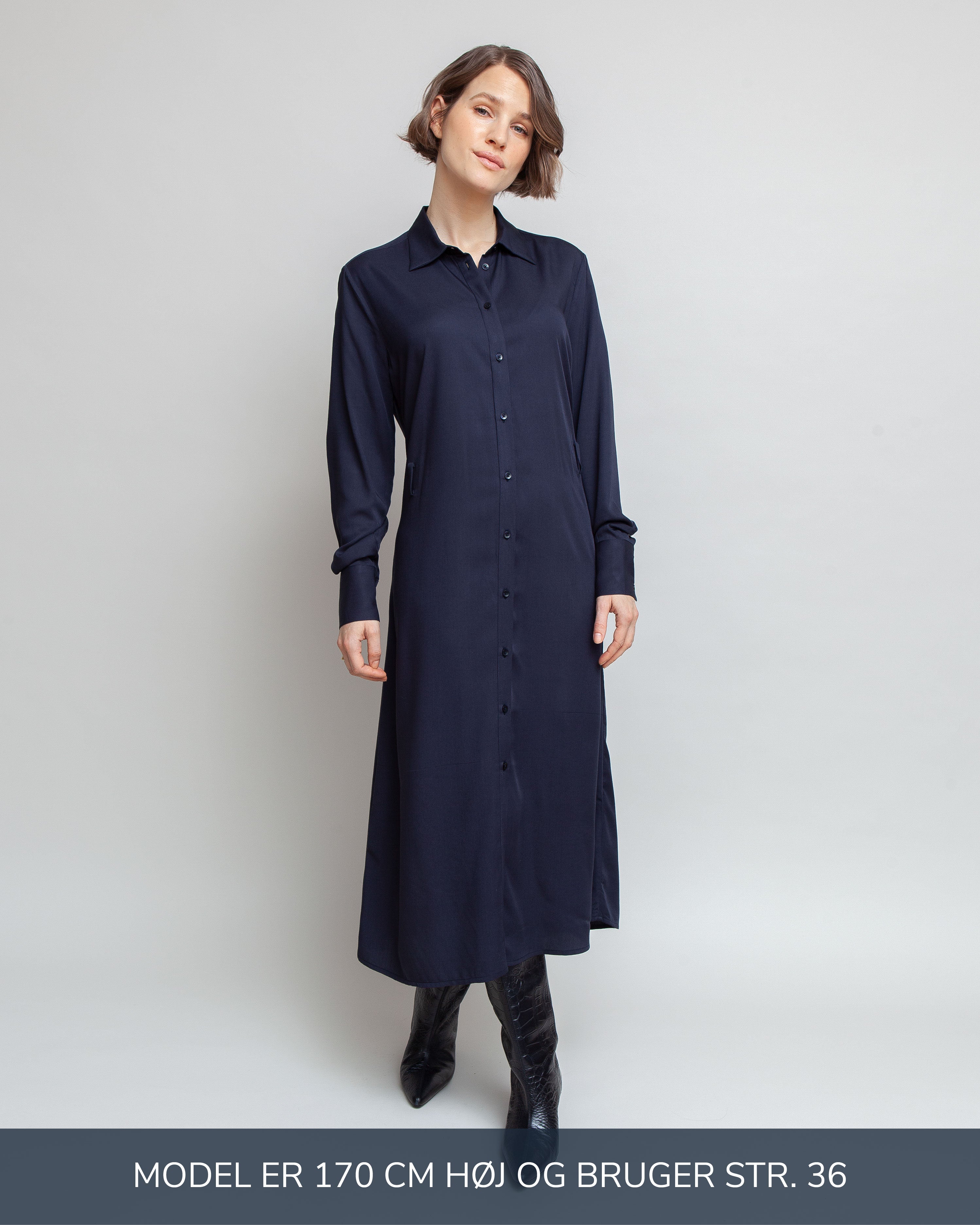 Klassisk skjortekjole til kvinder i navy lavet af kvaliteten 100% Viskose (LENZING™ ECOVERO™), ansvarligt produceret design fra A Working Theory