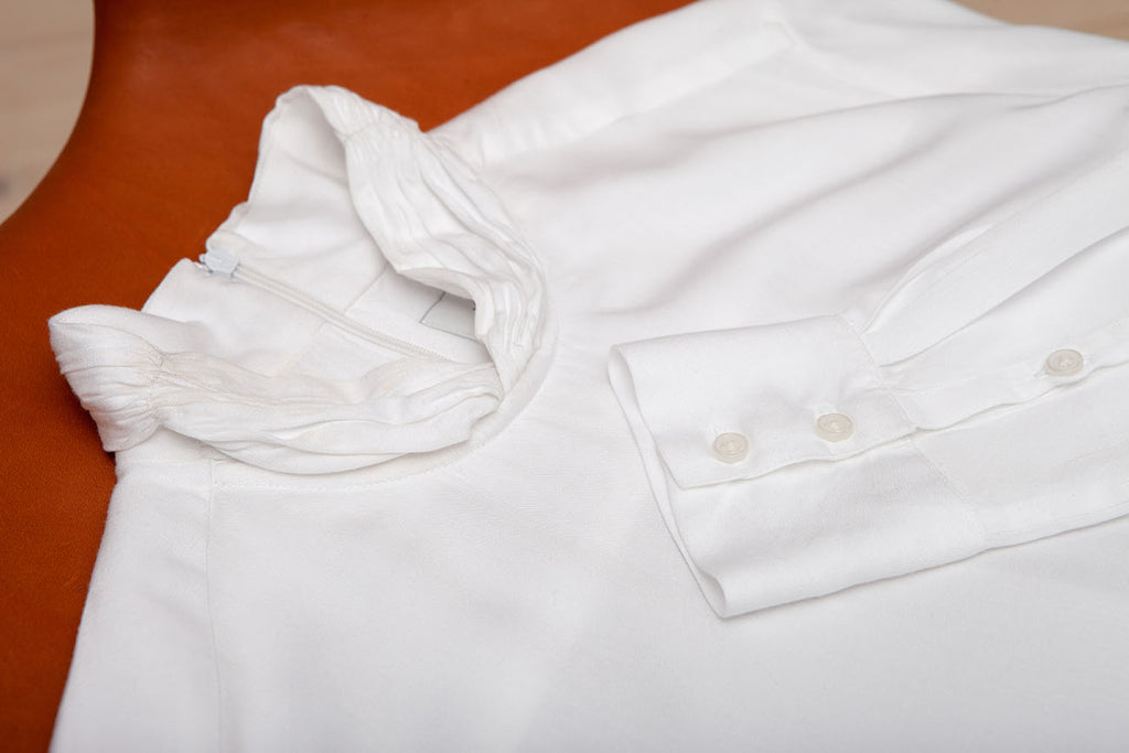 Catherine bluse i Hvid lavet af kvaliteten EcoVero, Bæredygtigt design fra A Working Theory