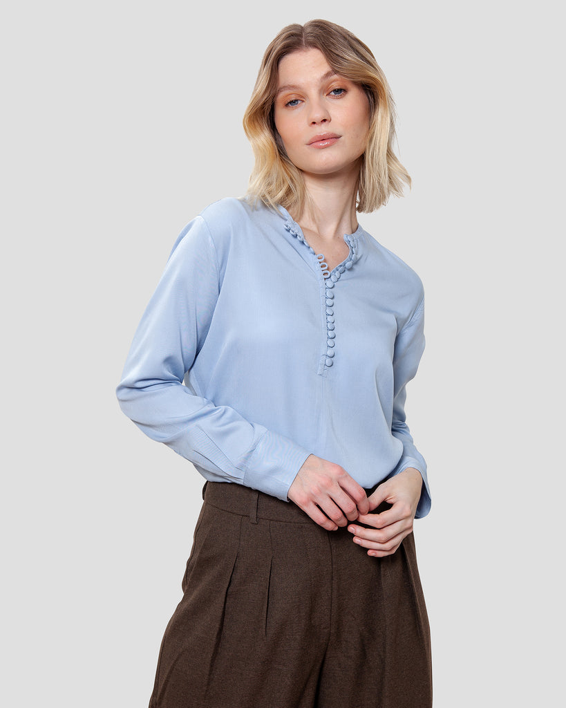 Eva skjortebluse i lyseblaa lavet af kvaliteten 100% Viskose (LENZING™ ECOVERO™), ansvarligt produceret design fra A Working Theory