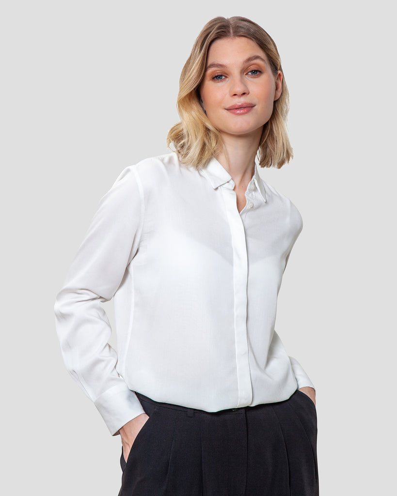 Nanna skjorte i hvid lavet af kvaliteten 100% Viskose (LENZING™ ECOVERO™), ansvarligt produceret design fra A Working Theory