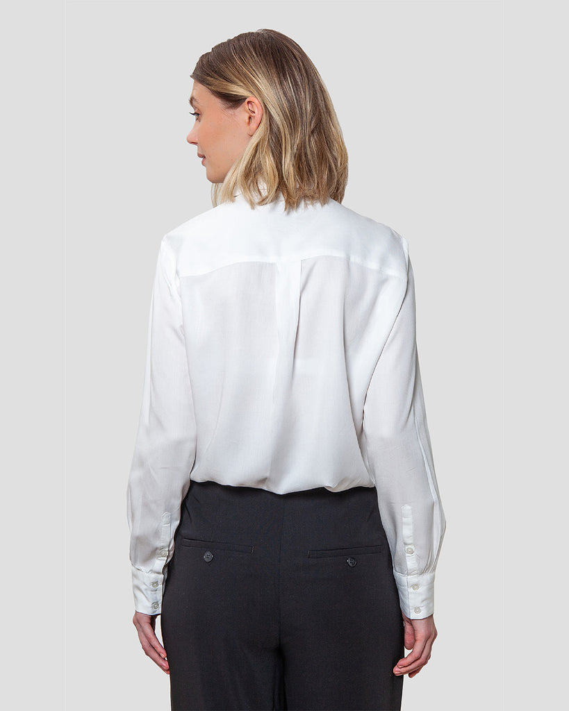 Nanna skjorte i hvid lavet af kvaliteten 100% Viskose (LENZING™ ECOVERO™), ansvarligt produceret design fra A Working Theory