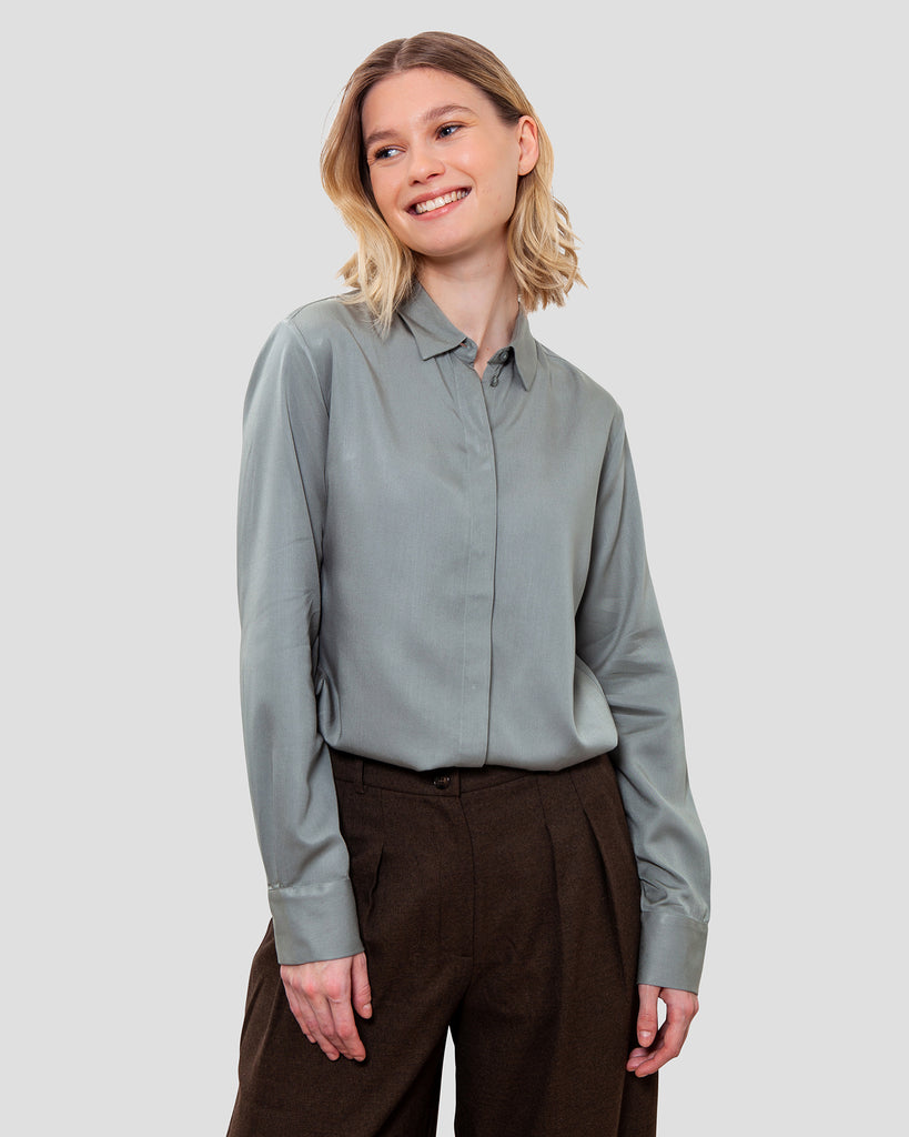 Nanna skjorte i sage lavet af kvaliteten 100% Viskose (LENZING™ ECOVERO™), ansvarligt produceret design fra A Working Theory