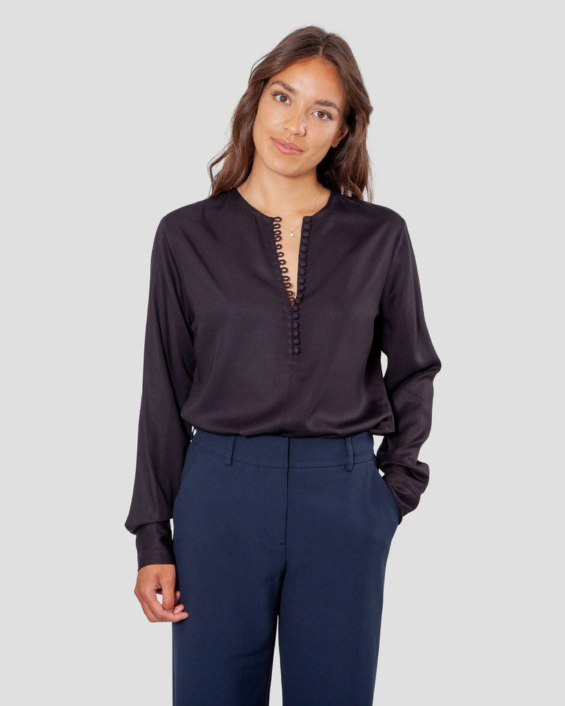 Eva skjortebluse i sort lavet af kvaliteten 100% Viskose (LENZING™ ECOVERO™), ansvarligt produceret design fra A Working Theory
