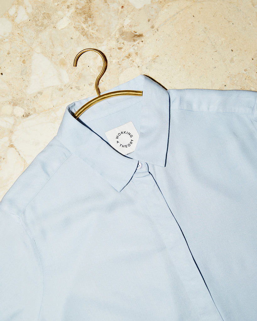 Nanna Skjorte i lyseblaa lavet af kvaliteten 100% Viskose (LENZING™ ECOVERO™), ansvarligt produceret design fra A Working Theory