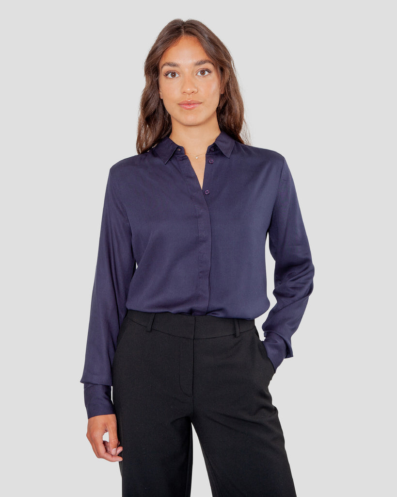 Nanna skjorte i navy lavet af kvaliteten 100% Viskose (LENZING™ ECOVERO™), ansvarligt produceret design fra A Working Theory
