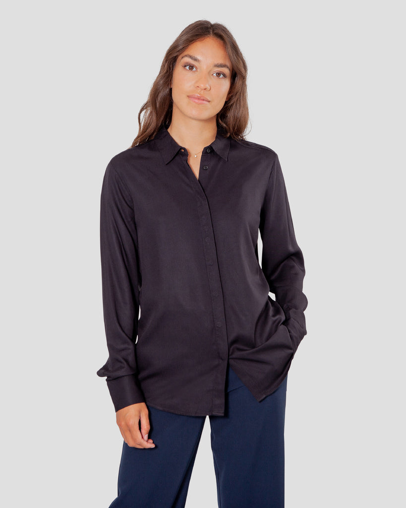 Nanna skjorte i navy lavet af kvaliteten 100% Viskose (LENZING™ ECOVERO™), ansvarligt produceret design fra A Working Theory