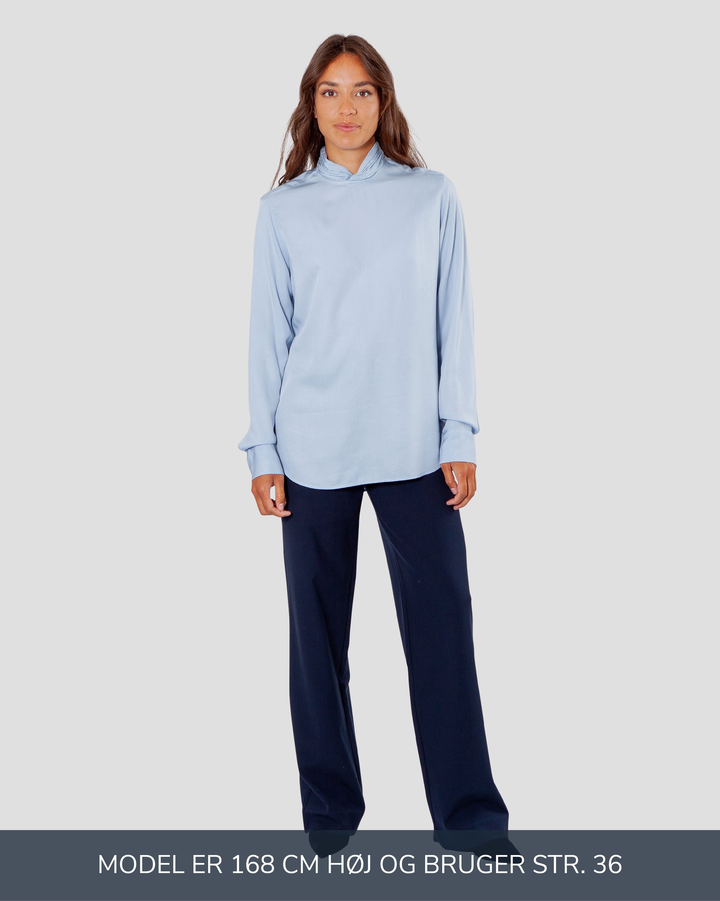 Bluse til kvinder i lyseblaa lavet af kvaliteten 100% Viskose (LENZING™ ECOVERO™), ansvarligt produceret design fra A Working Theory