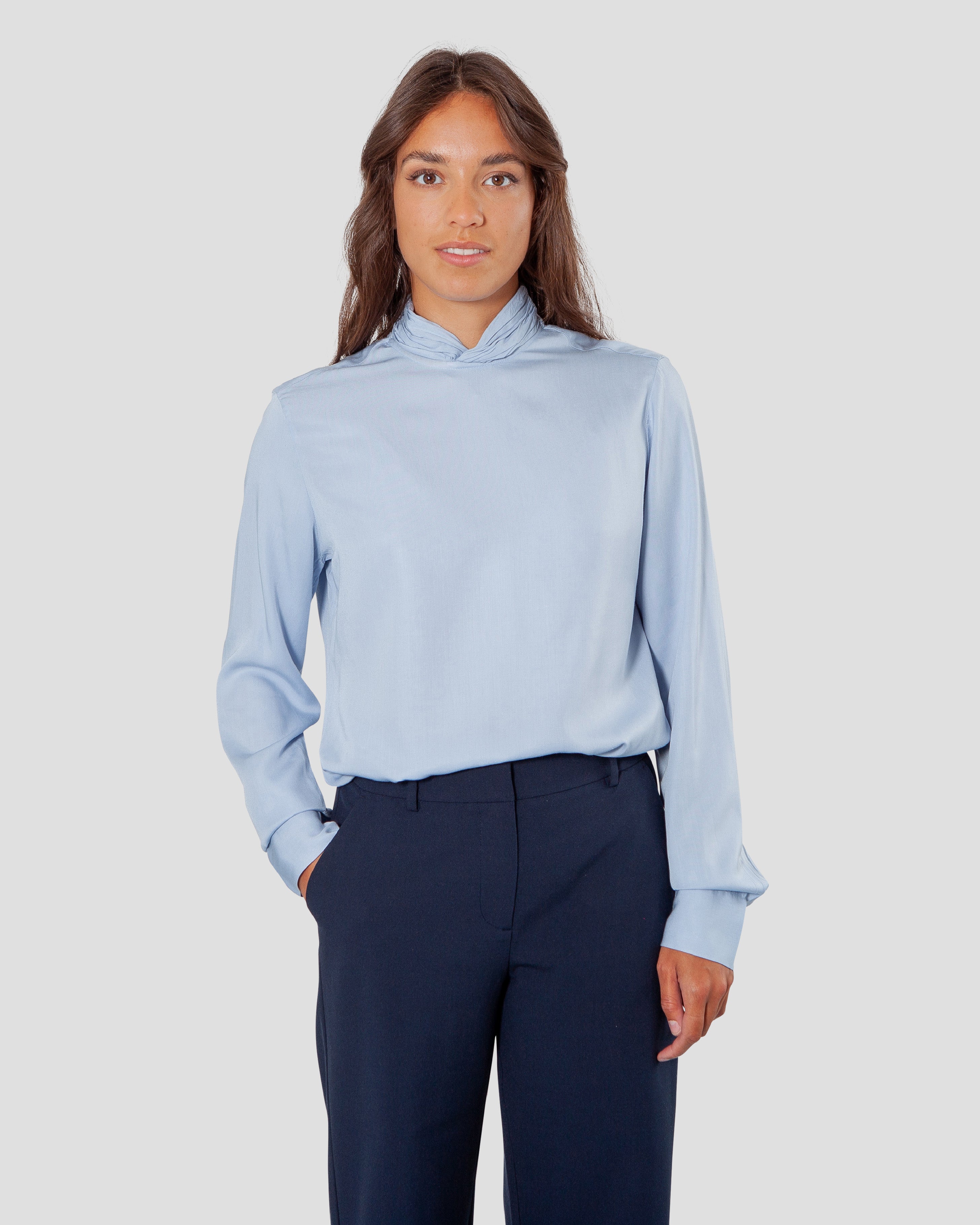 Bluse til kvinder i lyseblaa lavet af kvaliteten 100% Viskose (LENZING™ ECOVERO™), ansvarligt produceret design fra A Working Theory