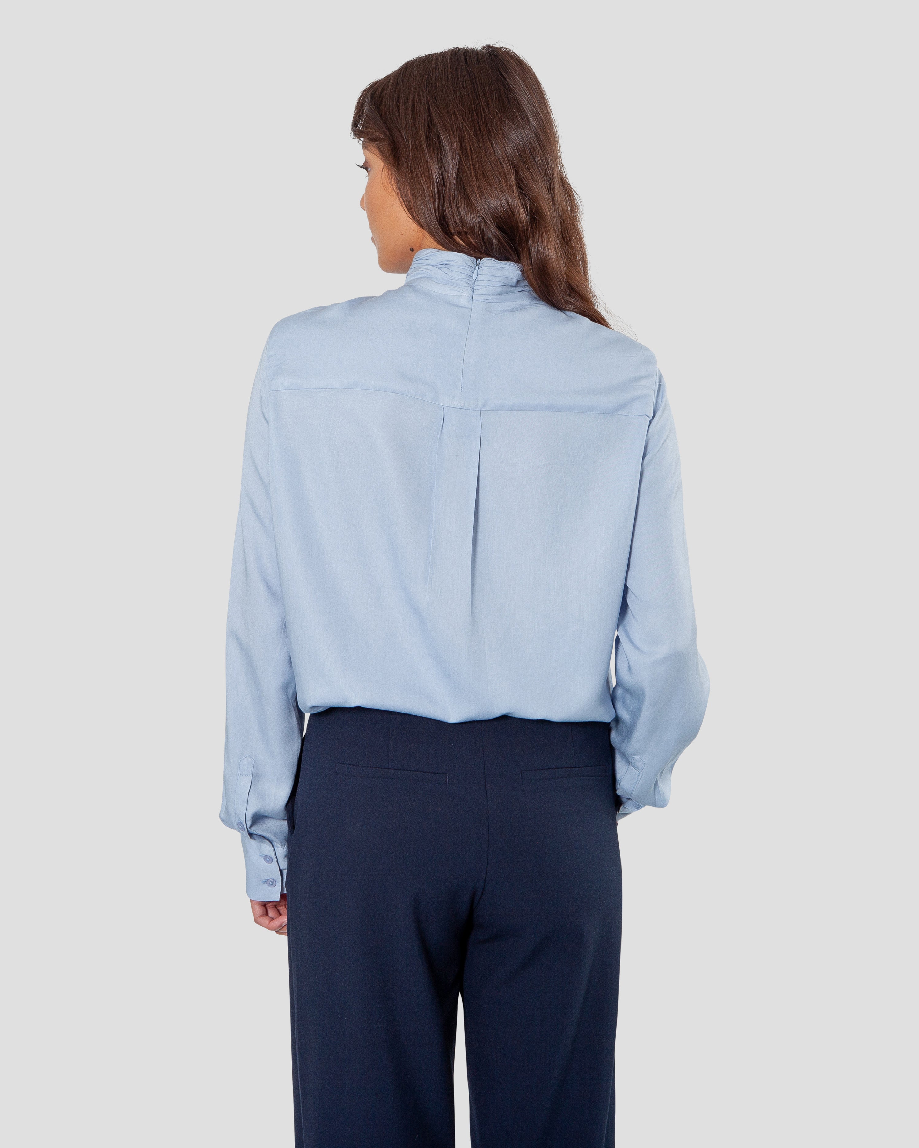 Bluse til kvinder i lyseblaa lavet af kvaliteten 100% Viskose (LENZING™ ECOVERO™), ansvarligt produceret design fra A Working Theory