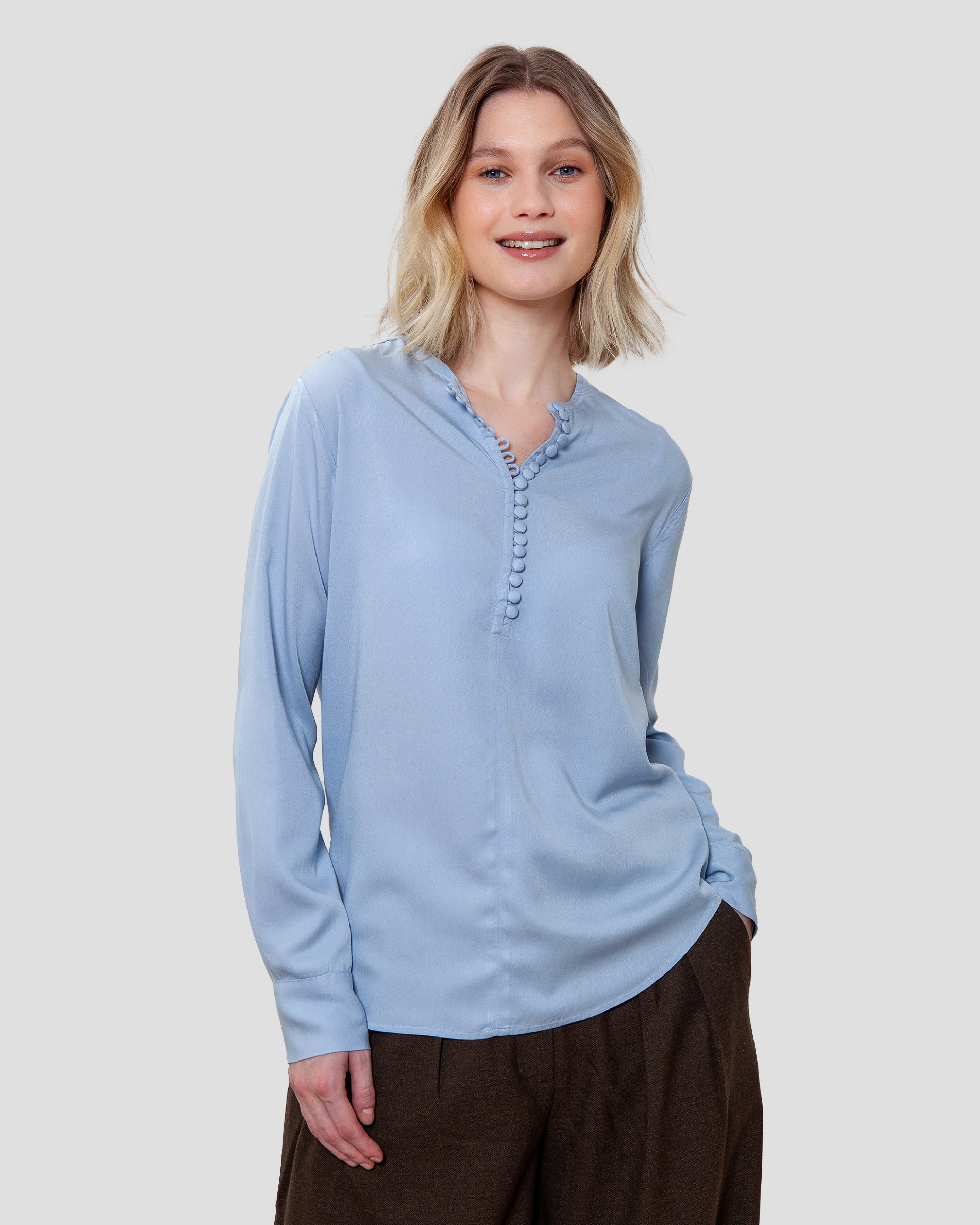 Skjortebluse til damer i lyseblaa lavet af kvaliteten 100% Viskose (LENZING™ ECOVERO™), ansvarligt produceret design fra A Working Theory
