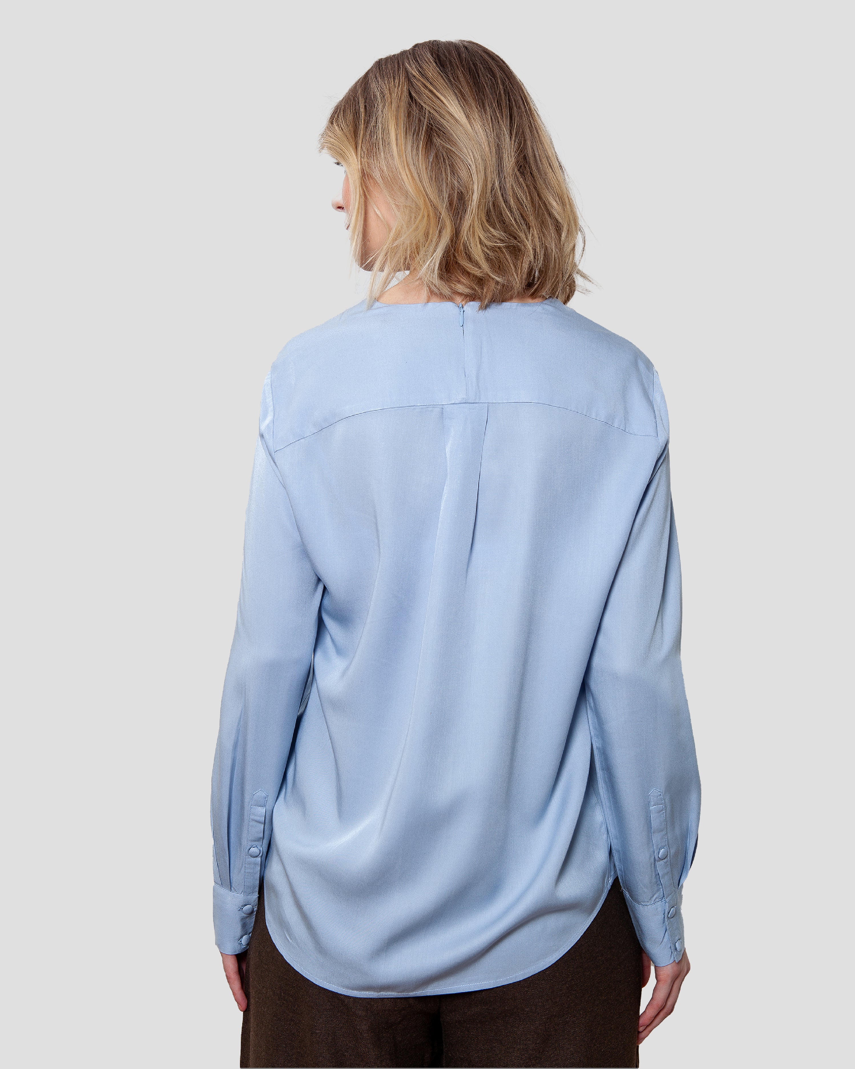 Skjortebluse til damer i lyseblaa lavet af kvaliteten 100% Viskose (LENZING™ ECOVERO™), ansvarligt produceret design fra A Working Theory