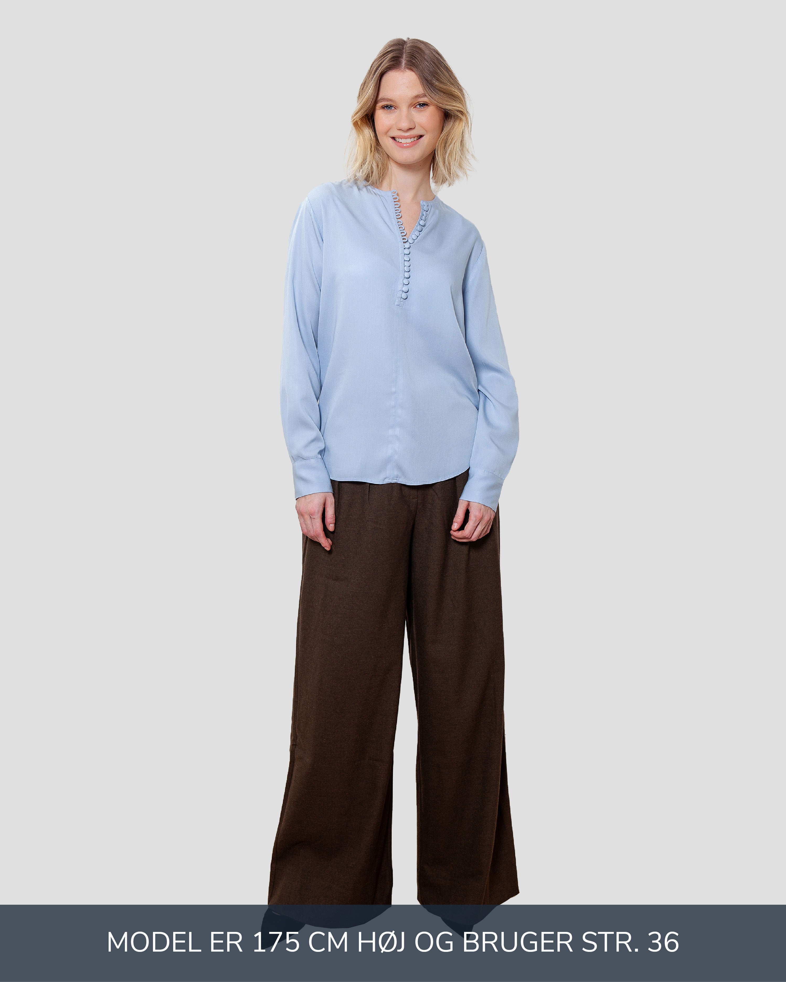 Skjortebluse til damer i lyseblaa lavet af kvaliteten 100% Viskose (LENZING™ ECOVERO™), ansvarligt produceret design fra A Working Theory