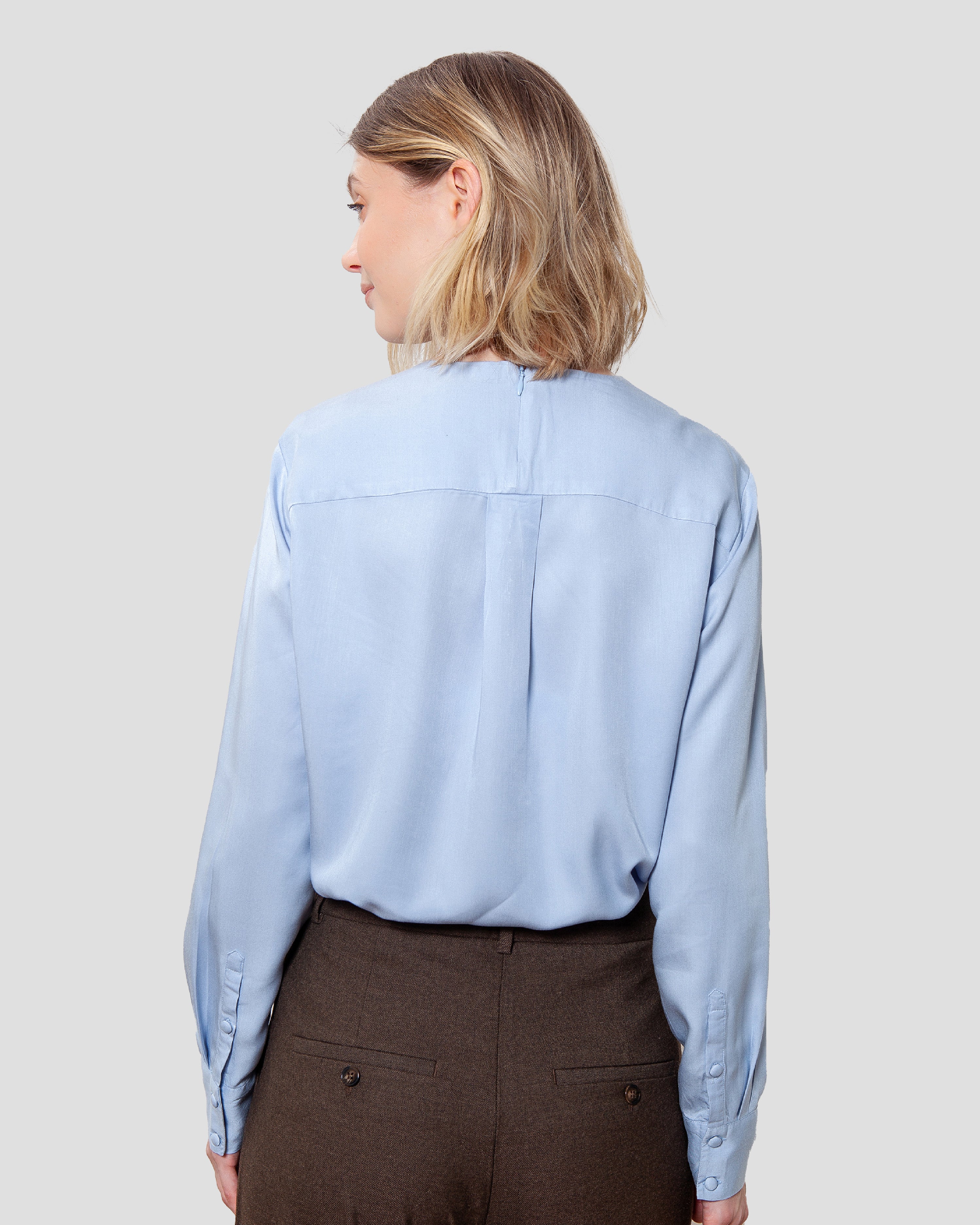 Skjortebluse til damer i lyseblaa lavet af kvaliteten 100% Viskose (LENZING™ ECOVERO™), ansvarligt produceret design fra A Working Theory
